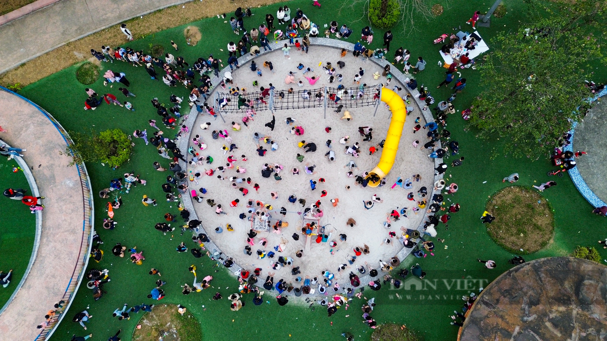 Tượng Albert Einstein hết "cô đơn", người dân thì đến vui chơi đông nghịt tại công viên Thiên văn học ở Hà Nội- Ảnh 11.