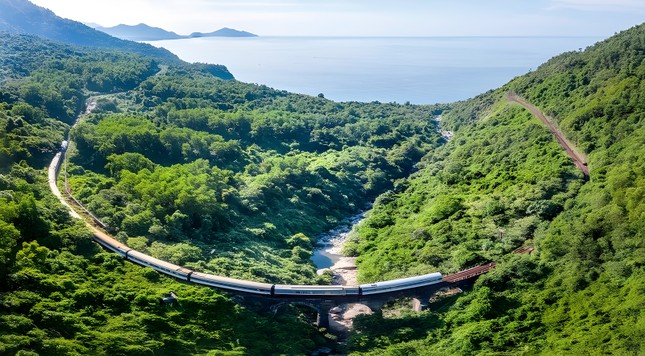 Đoàn tàu du lịch Huế- Đà Nẵng sắp hoạt động, giúp du khách trải nghiệm cung đường sắt đẹp nhất VN - Ảnh 1.