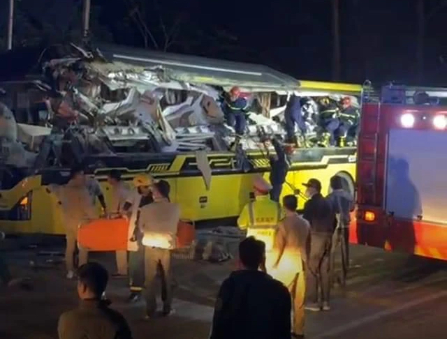 Ít nhất 5 người chết trong vụ xe khách va chạm kinh hoàng với container ở Tuyên Quang- Ảnh 1.