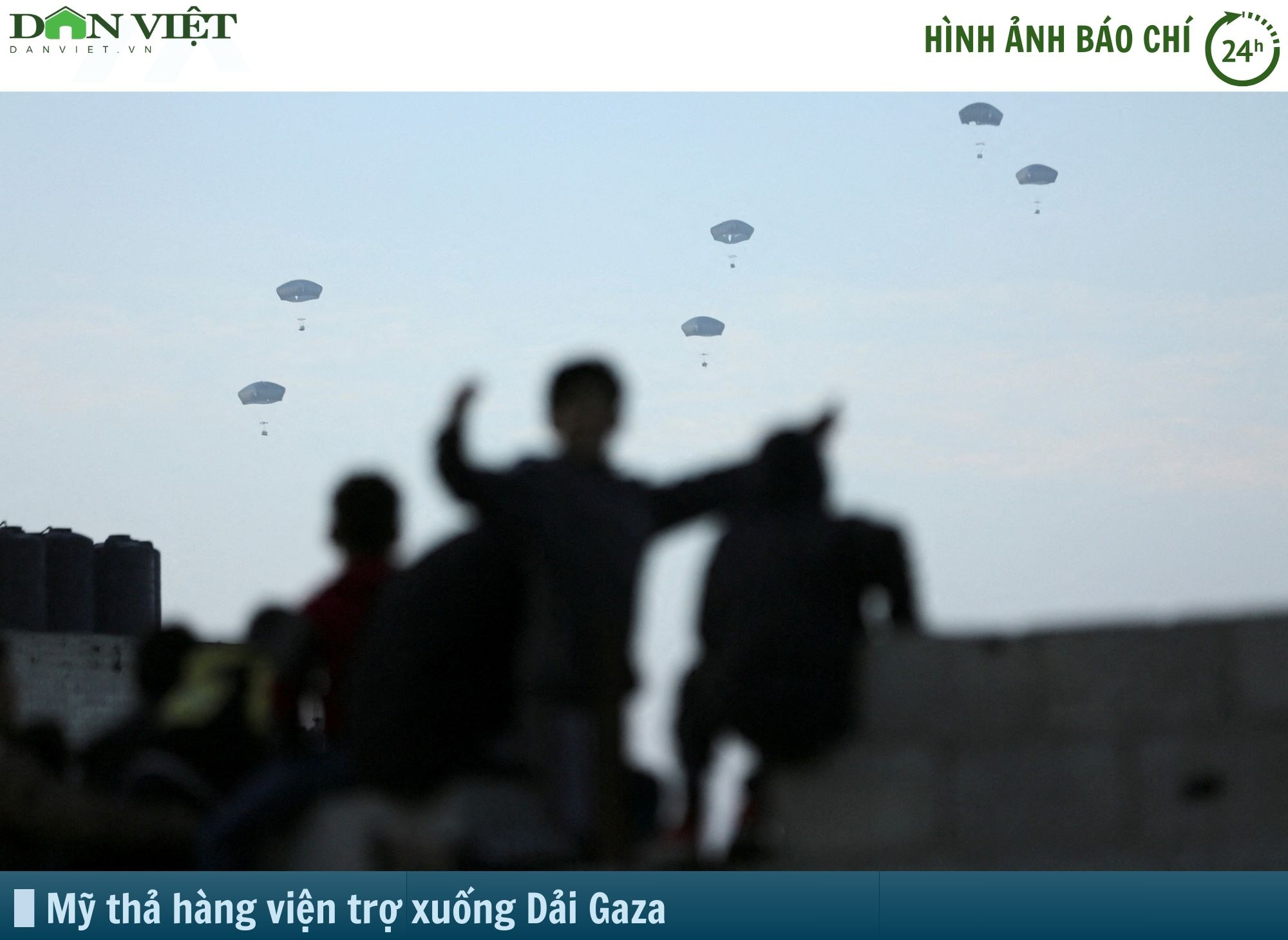Hình ảnh báo chí 24h: Cận cảnh Mỹ thả hàng viện trợ xuống Gaza- Ảnh 1.