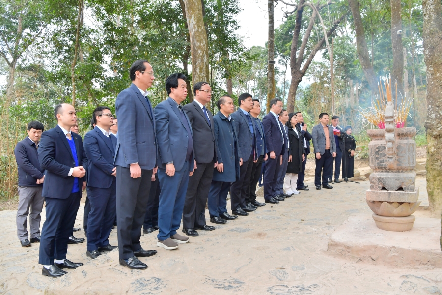 Vietcombank tổ chức Chương trình Về nguồn, Tết trồng cây “Vietcombank - vì một Việt Nam xanh” và hoạt động ASXH tại tỉnh Tuyên Quang- Ảnh 1.