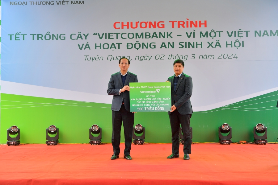Vietcombank tổ chức Chương trình Về nguồn, Tết trồng cây “Vietcombank - vì một Việt Nam xanh” và hoạt động ASXH tại tỉnh Tuyên Quang- Ảnh 8.