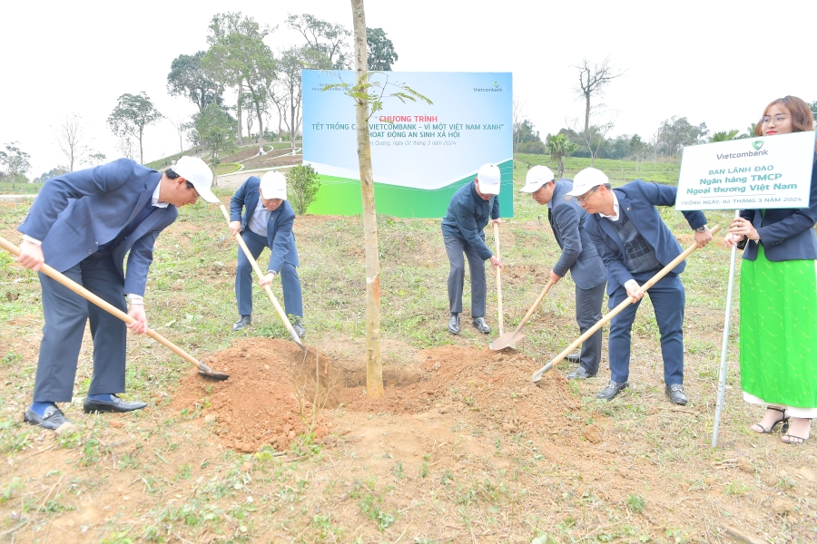 Vietcombank tổ chức Chương trình Về nguồn, Tết trồng cây “Vietcombank - vì một Việt Nam xanh” và hoạt động ASXH tại tỉnh Tuyên Quang- Ảnh 9.