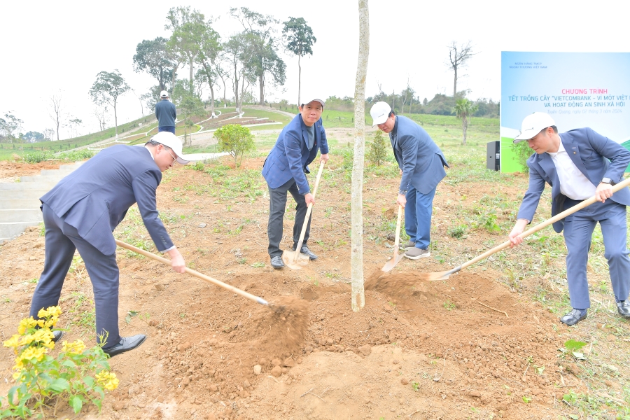 Vietcombank tổ chức Chương trình Về nguồn, Tết trồng cây “Vietcombank - vì một Việt Nam xanh” và hoạt động ASXH tại tỉnh Tuyên Quang- Ảnh 10.
