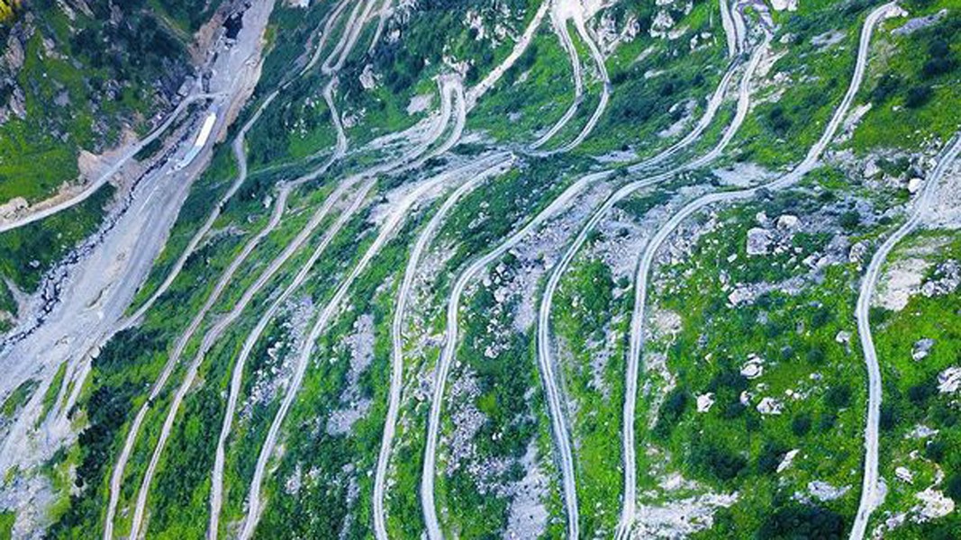 Con đường đèo nguy hiểm nhất hành tinh với 17 khúc cua, dài tới 105 km- Ảnh 2.