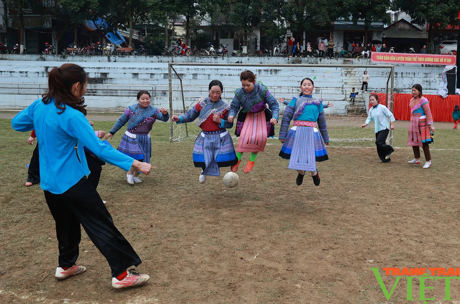Lên vùng cao Lào Cai xem chị em mặc váy đá bóng- Ảnh 11.