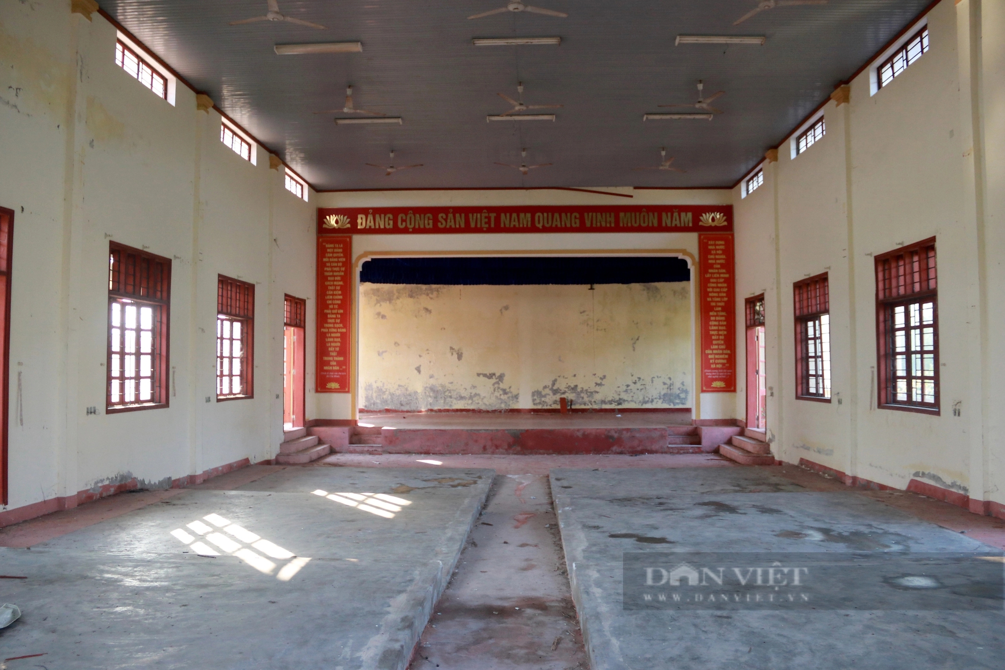 Nhiều trụ sở, trường học khang trang giá trị hàng tỷ đồng bỏ hoang, thành nơi chăn thả trâu bò ở Hà Tĩnh- Ảnh 13.