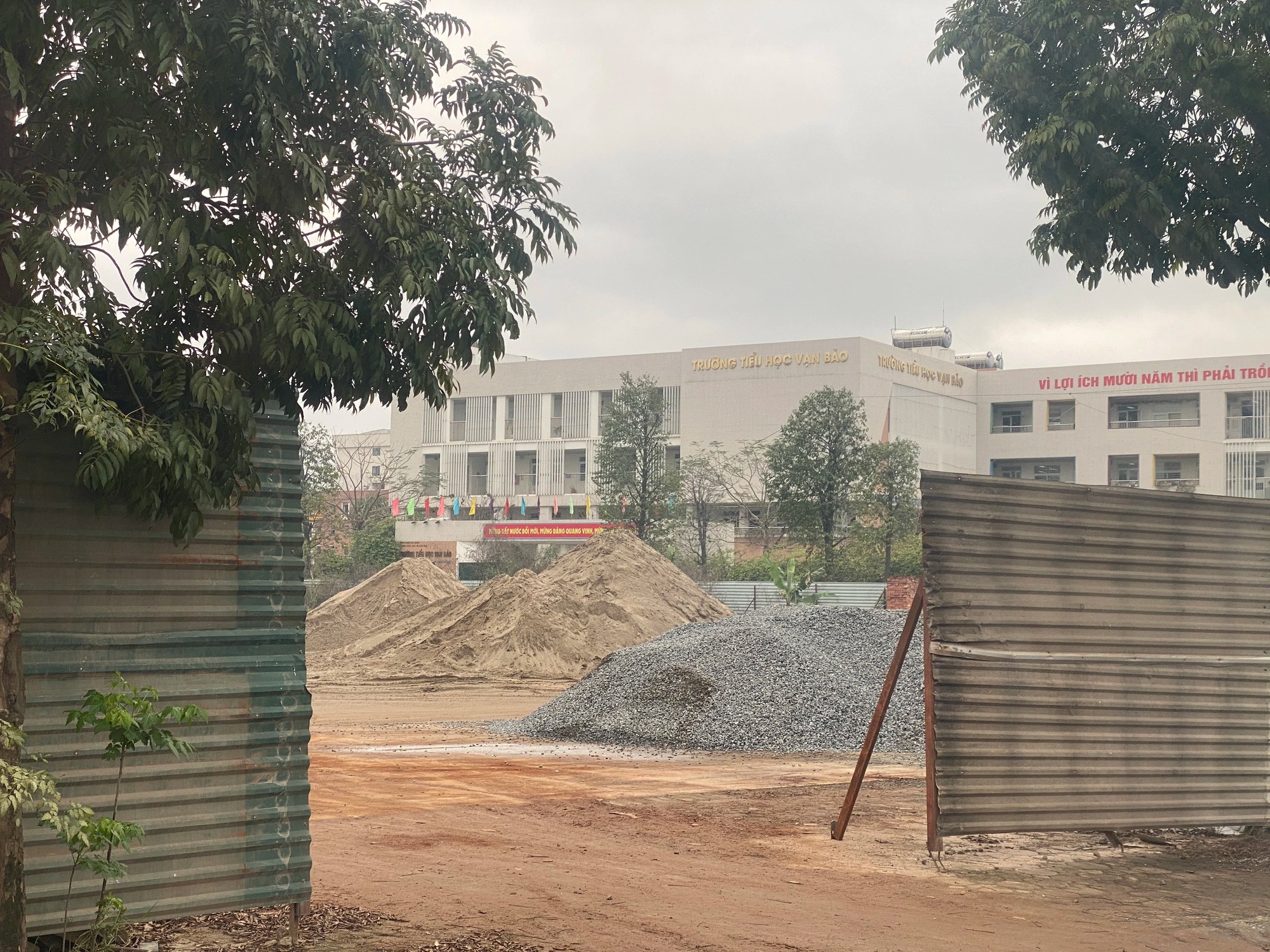 Nhiều điểm tập kết vật liệu xây dựng hoạt động trái phép gần trường học ở phường Vạn Phúc (Hà Nội)- Ảnh 1.