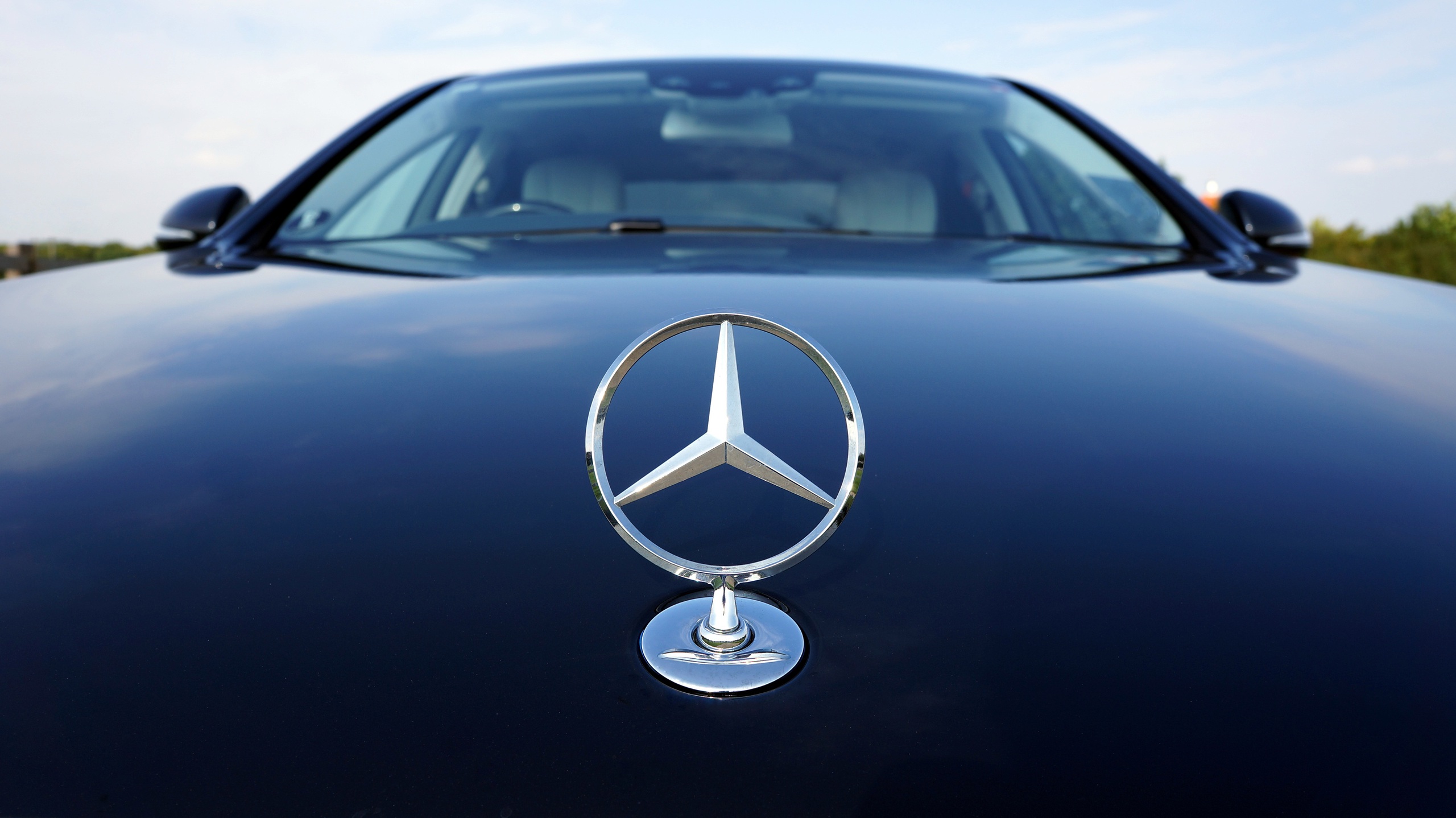 Tesla xuống, Mercedes-Benz vươn lên thành thương hiệu xe giá trị nhất thế giới- Ảnh 1.