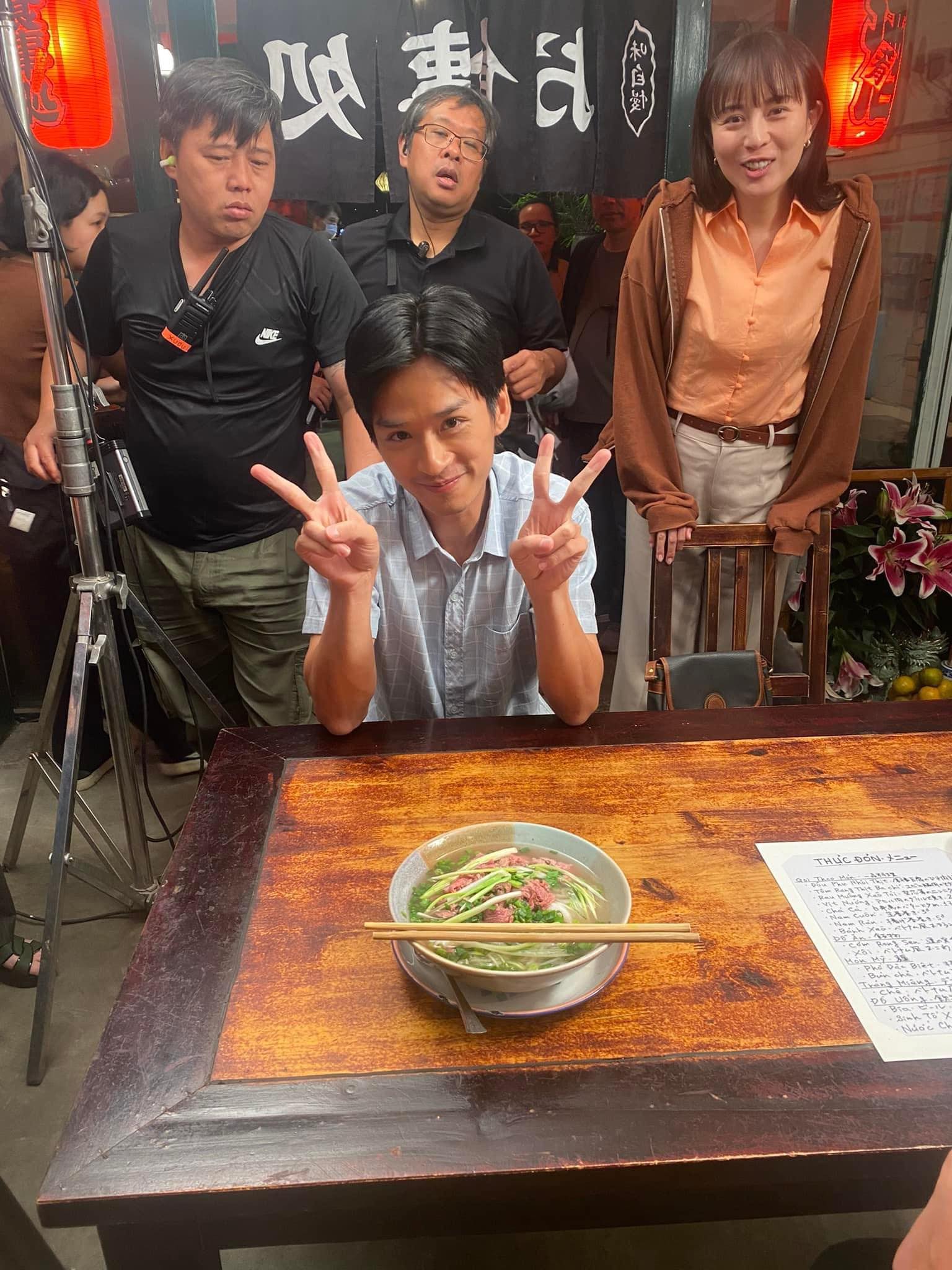 Trần Nghĩa đóng phim với diễn viên Nhật, hết giờ làm đưa bạn diễn đi ăn món Hà Nội - Ảnh 7.