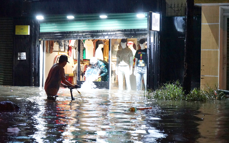 Một trận mưa lớn trong năm 2023 gập ngập nặng trên đường Thích Quảng Đức, phường Phú Cường, TP.Thủ Dầu Một. Ảnh: Duy Khang