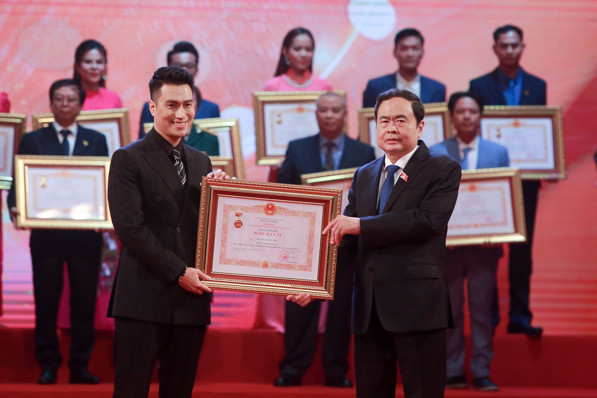 Hình ảnh Chủ tịch nước Võ Văn Thưởng trao tặng danh hiệu NSND, NSƯT lần thứ 10- Ảnh 11.