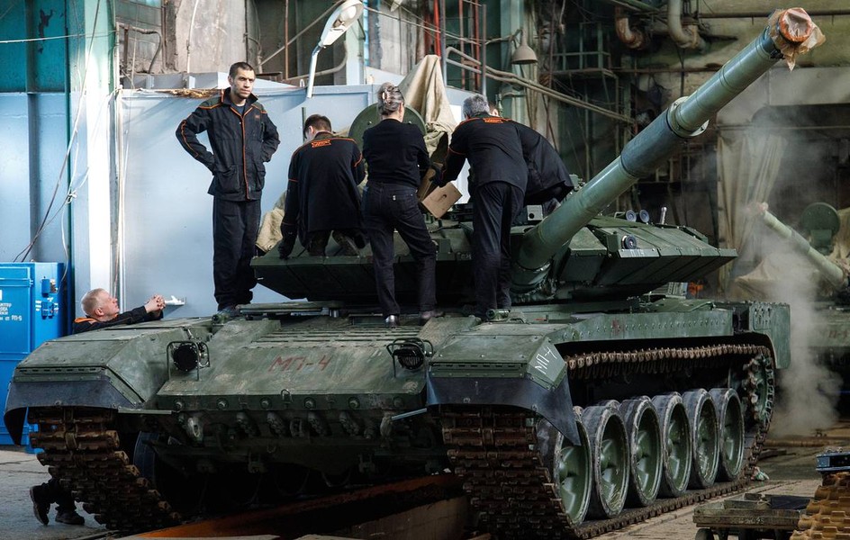 Xe tăng T-90M đứng vững sau hàng loạt đòn tấn công của FPV Ukraine- Ảnh 1.
