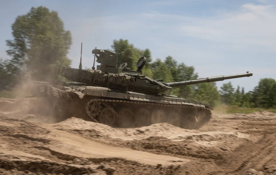Xe tăng T-90M đứng vững sau hàng loạt đòn tấn công của FPV Ukraine- Ảnh 10.