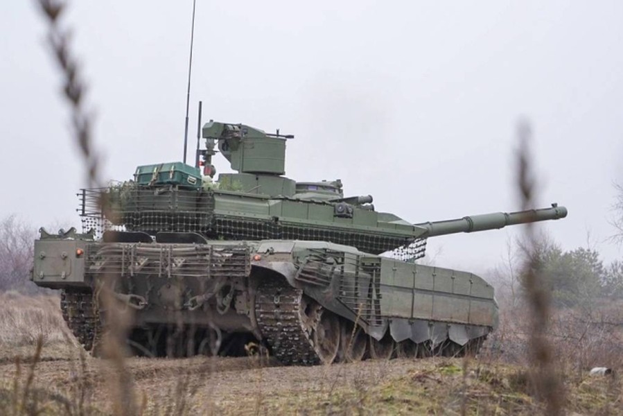 Xe tăng T-90M đứng vững sau hàng loạt đòn tấn công của FPV Ukraine- Ảnh 11.