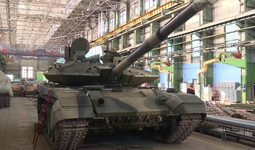 Xe tăng T-90M đứng vững sau hàng loạt đòn tấn công của FPV Ukraine- Ảnh 2.