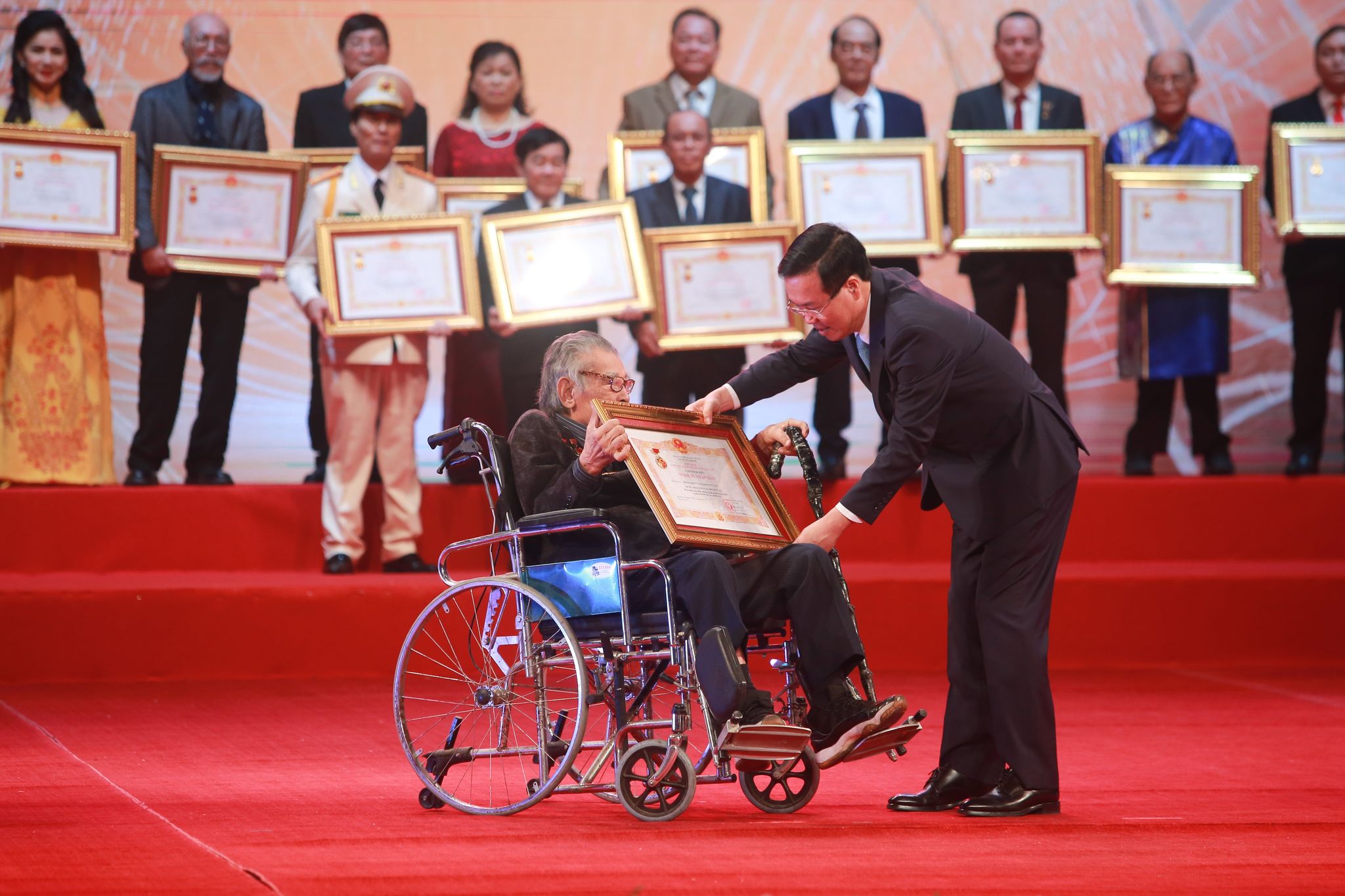 Hình ảnh Chủ tịch nước Võ Văn Thưởng trao tặng danh hiệu NSND, NSƯT lần thứ 10- Ảnh 12.