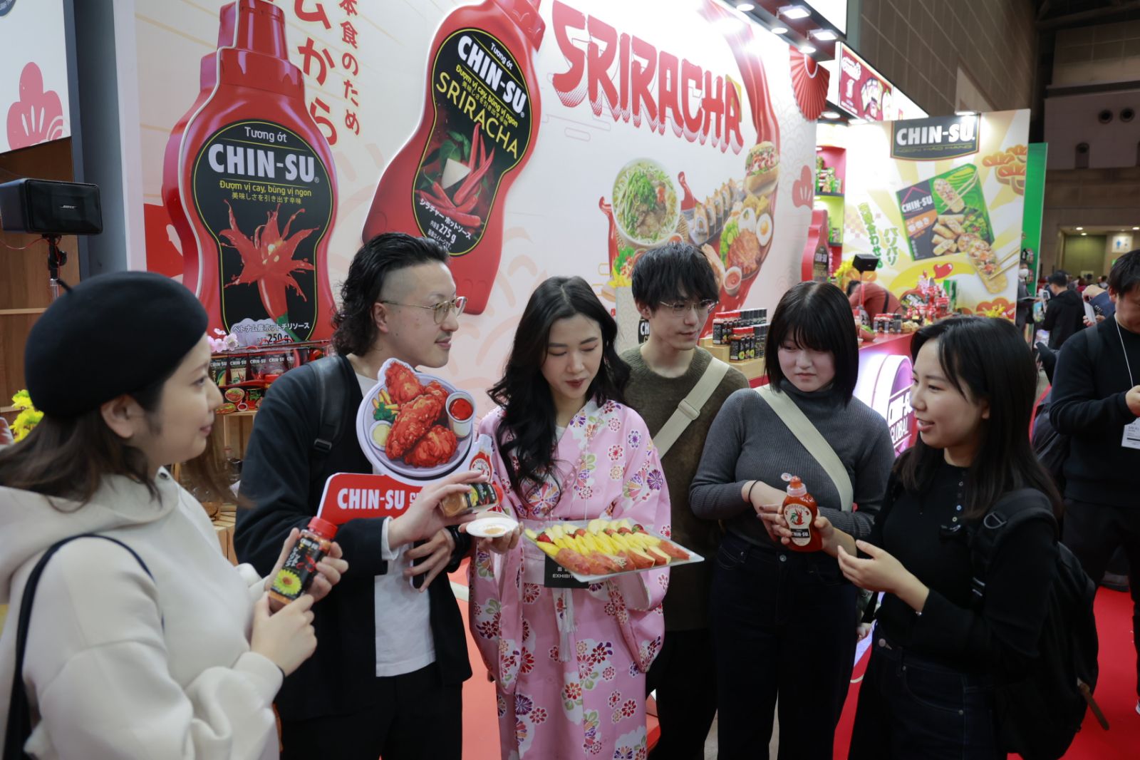 Tương ớt CHIN-SU Sriracha, bộ gia vị hạt và bột đặc sản, chả giò CHIN-SU được đón nhận nồng nhiệt tại Foodex Nhật Bản 2024- Ảnh 6.