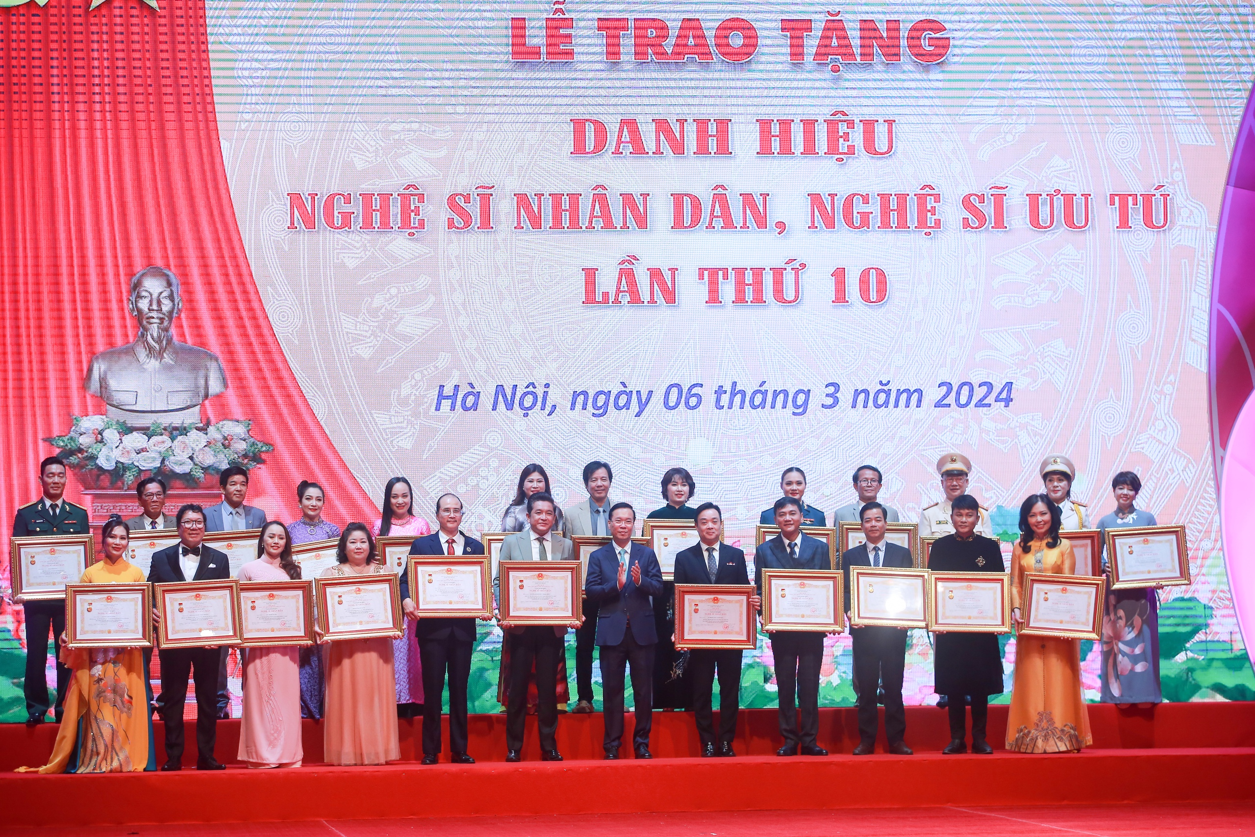 Hình ảnh Chủ tịch nước Võ Văn Thưởng trao tặng danh hiệu NSND, NSƯT lần thứ 10- Ảnh 7.