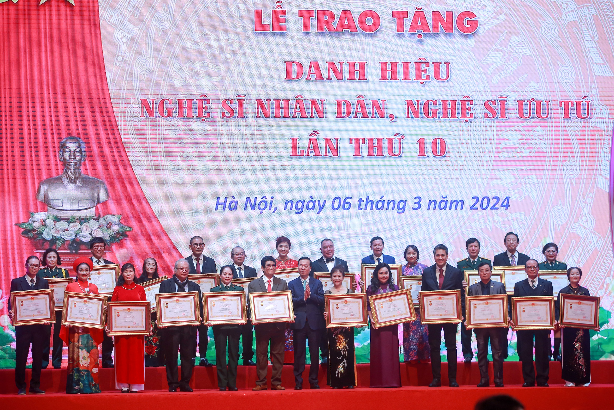 Hình ảnh Chủ tịch nước Võ Văn Thưởng trao tặng danh hiệu NSND, NSƯT lần thứ 10- Ảnh 5.