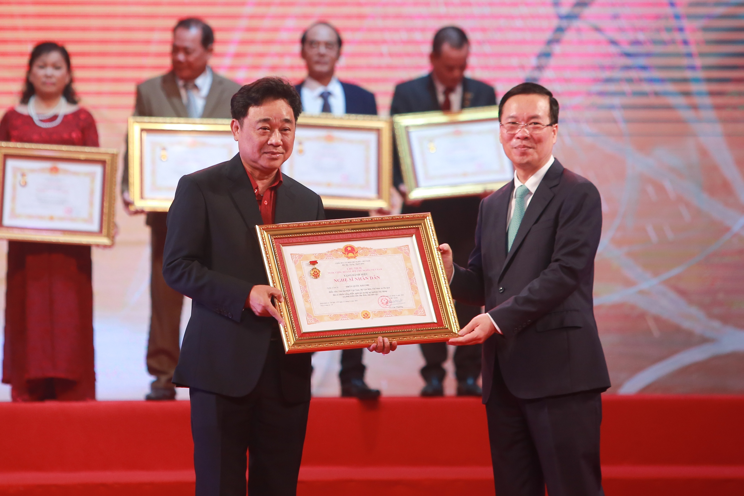 Hình ảnh Chủ tịch nước Võ Văn Thưởng trao tặng danh hiệu NSND, NSƯT lần thứ 10- Ảnh 6.