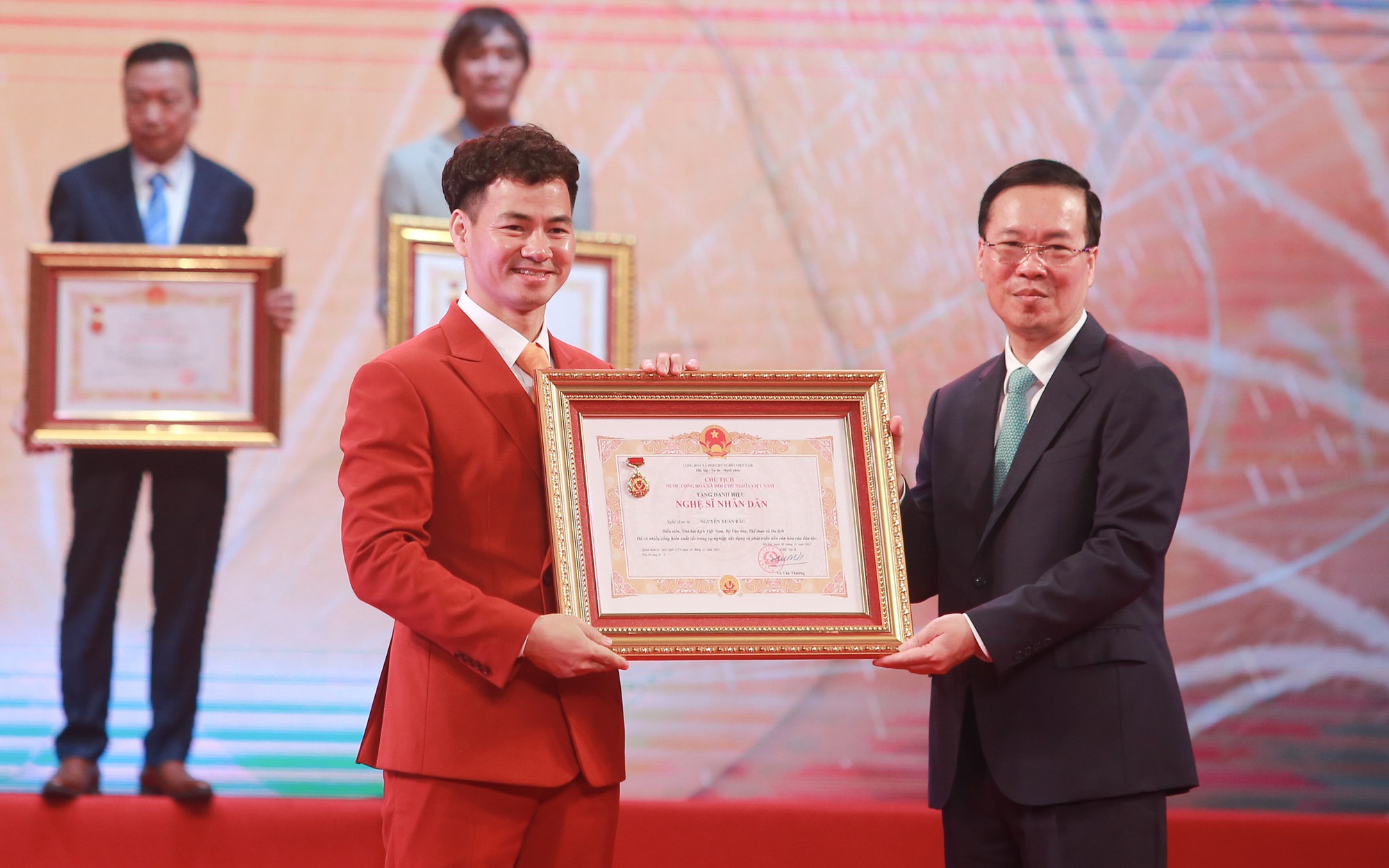 Hình ảnh Chủ tịch nước Võ Văn Thưởng dự Lễ trao tặng danh hiệu NSND, NSƯT lần thứ 10