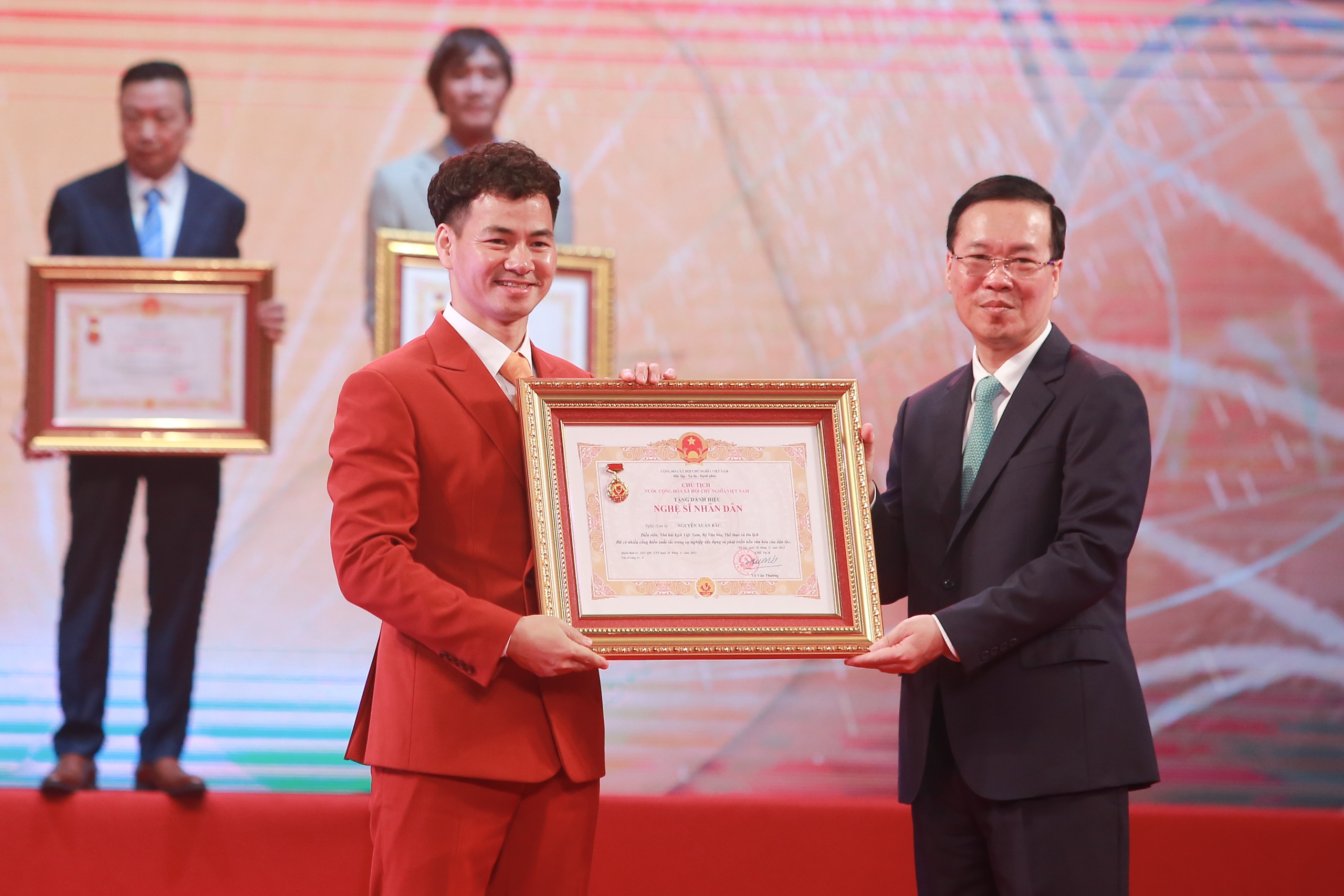 Hình ảnh Chủ tịch nước Võ Văn Thưởng trao tặng danh hiệu NSND, NSƯT lần thứ 10- Ảnh 8.