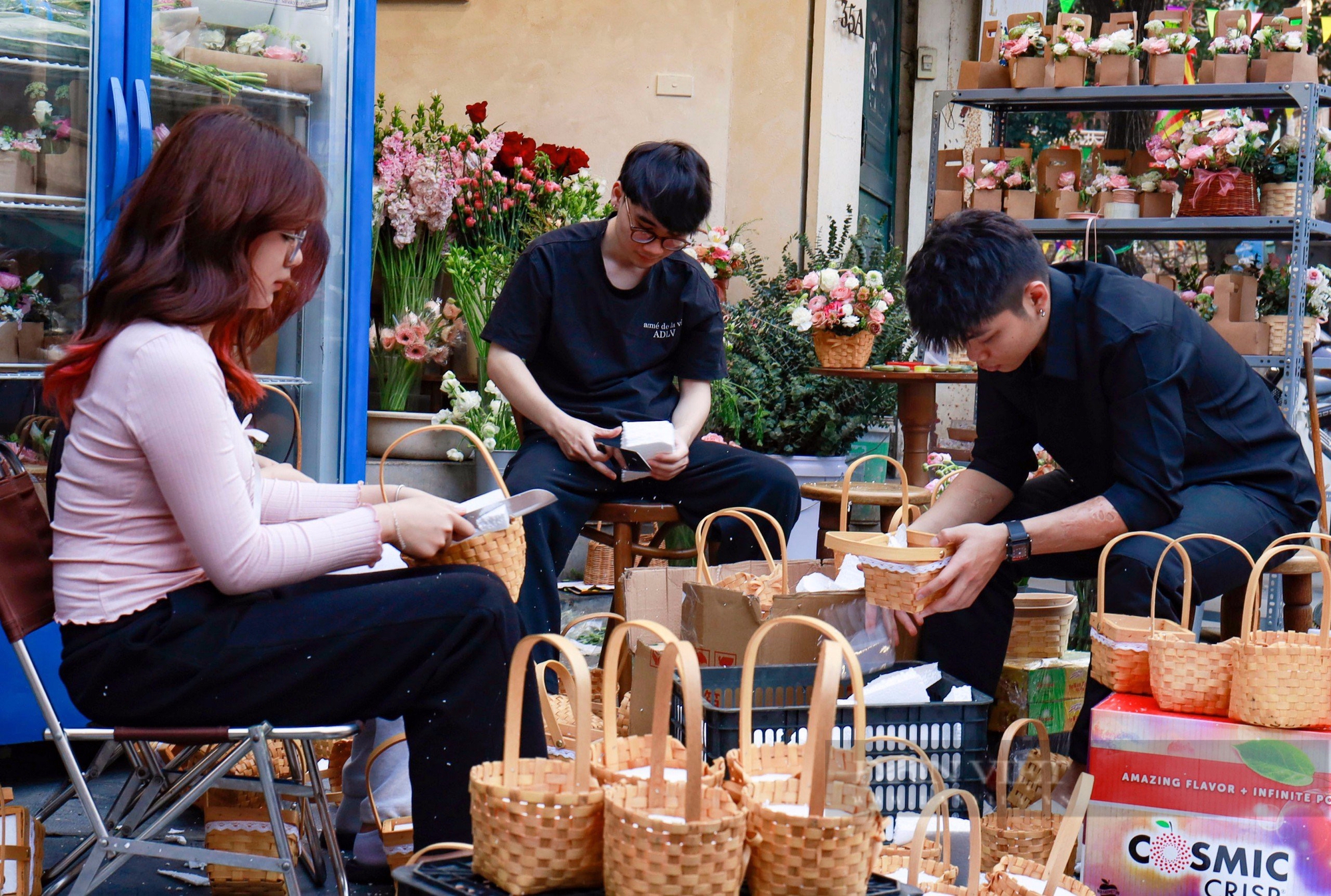 Thị trường hoa tươi 8/3: Doanh số các cửa hàng tăng mạnh, không thuê đủ người làm- Ảnh 4.