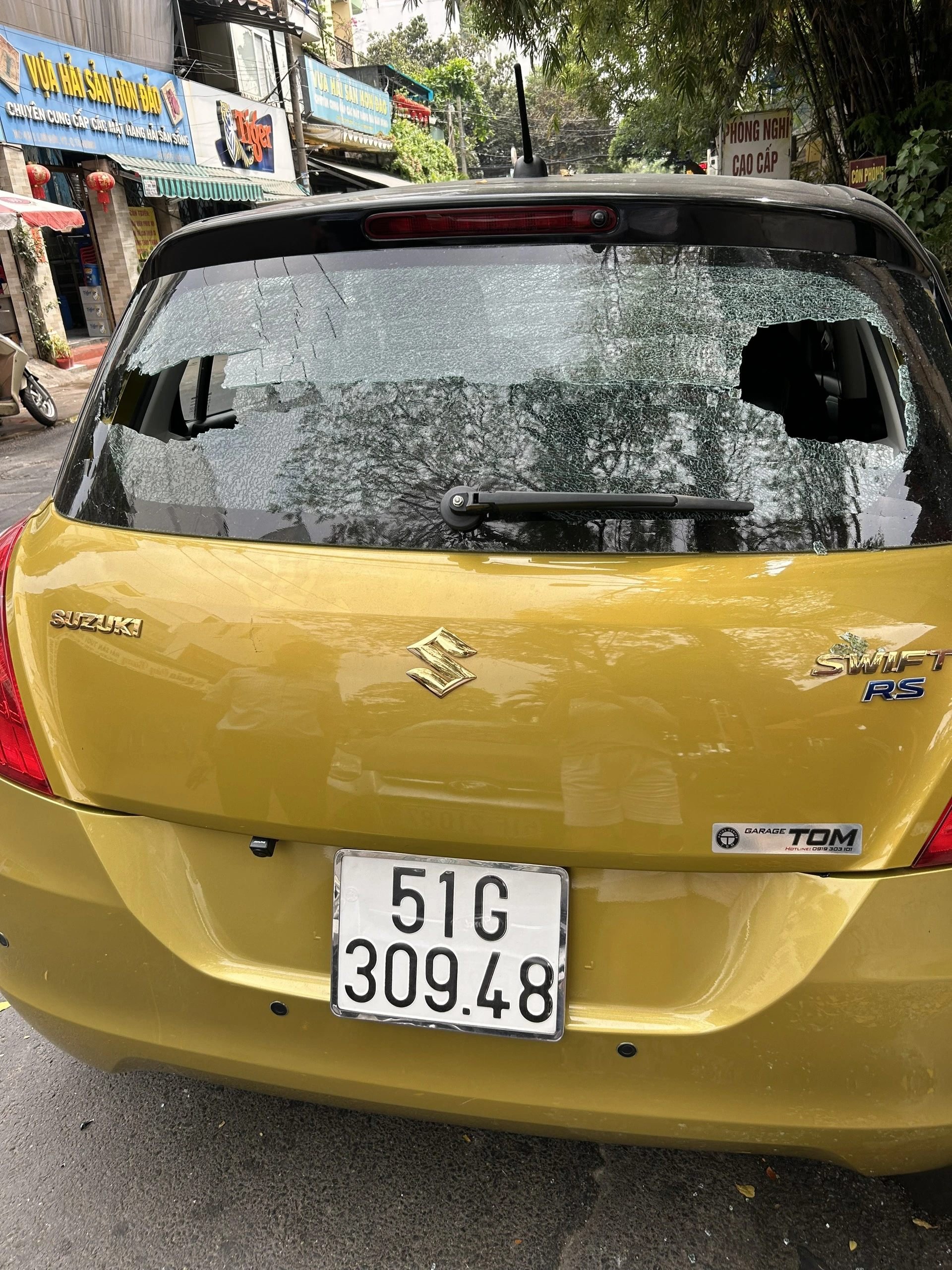 Cửa kính, ô tô, mái nhà dân gần sân bay Tân Sơn Nhất bỗng bị bắn bi sắt, có người bị bắn vào chân- Ảnh 2.