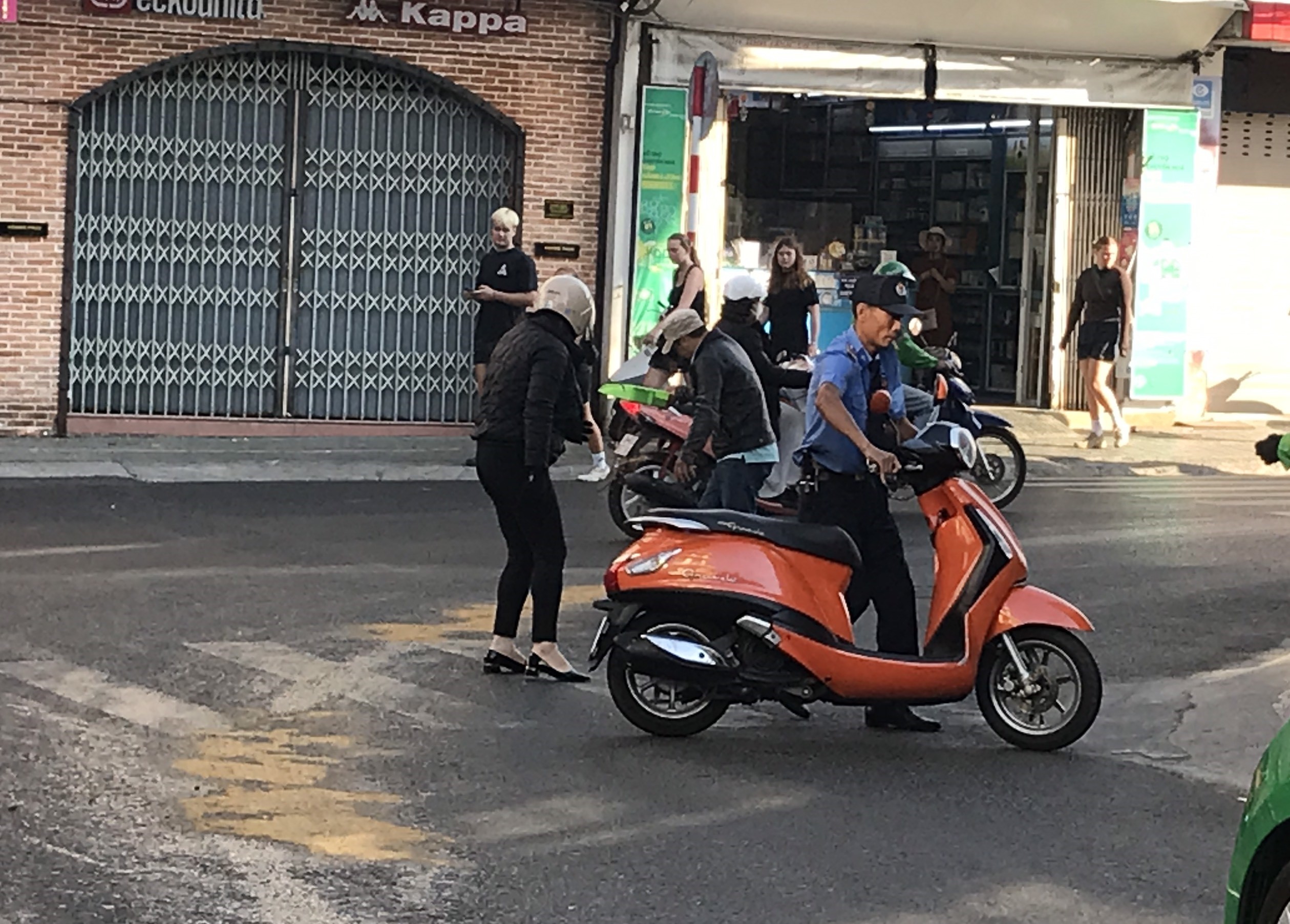 Đường phố ở Đà Lạt bị đổ dầu nhớt, hàng chục người đi xe máy bị té ngã- Ảnh 4.