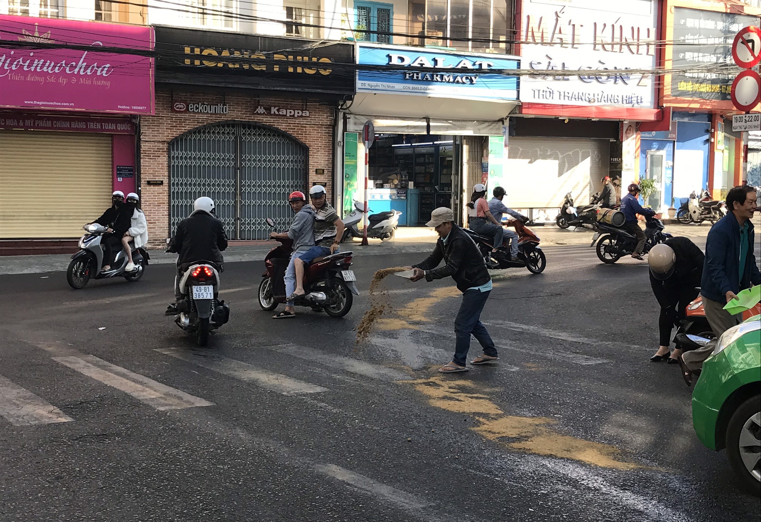 Đường phố ở Đà Lạt bị đổ dầu nhớt, hàng chục người đi xe máy bị té ngã- Ảnh 2.