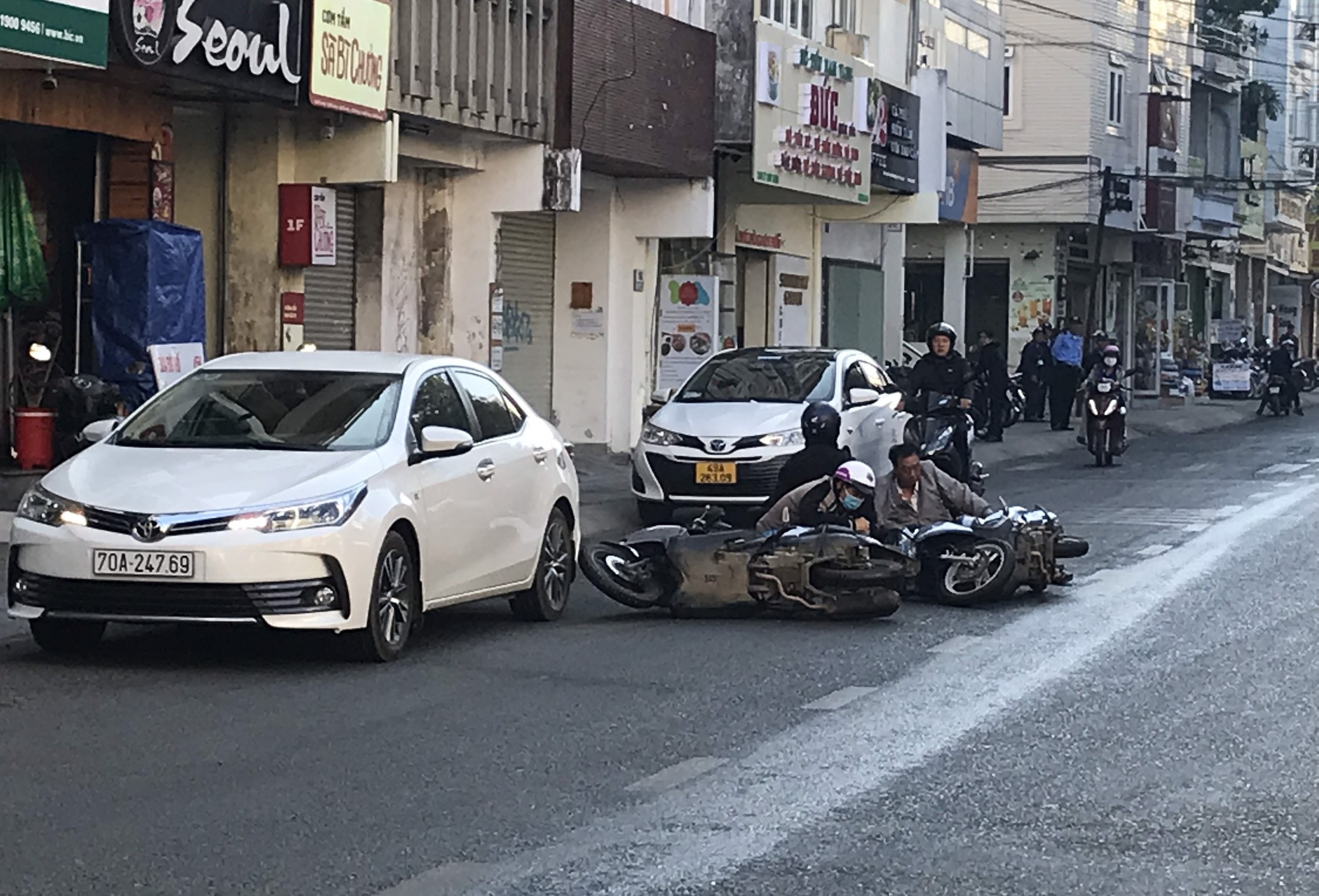 Đường phố ở Đà Lạt bị đổ dầu nhớt, hàng chục người đi xe máy bị té ngã- Ảnh 1.