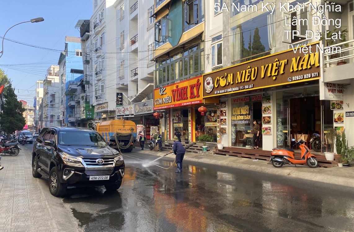 Đường phố ở Đà Lạt bị đổ dầu nhớt, hàng chục người đi xe máy bị té ngã- Ảnh 3.