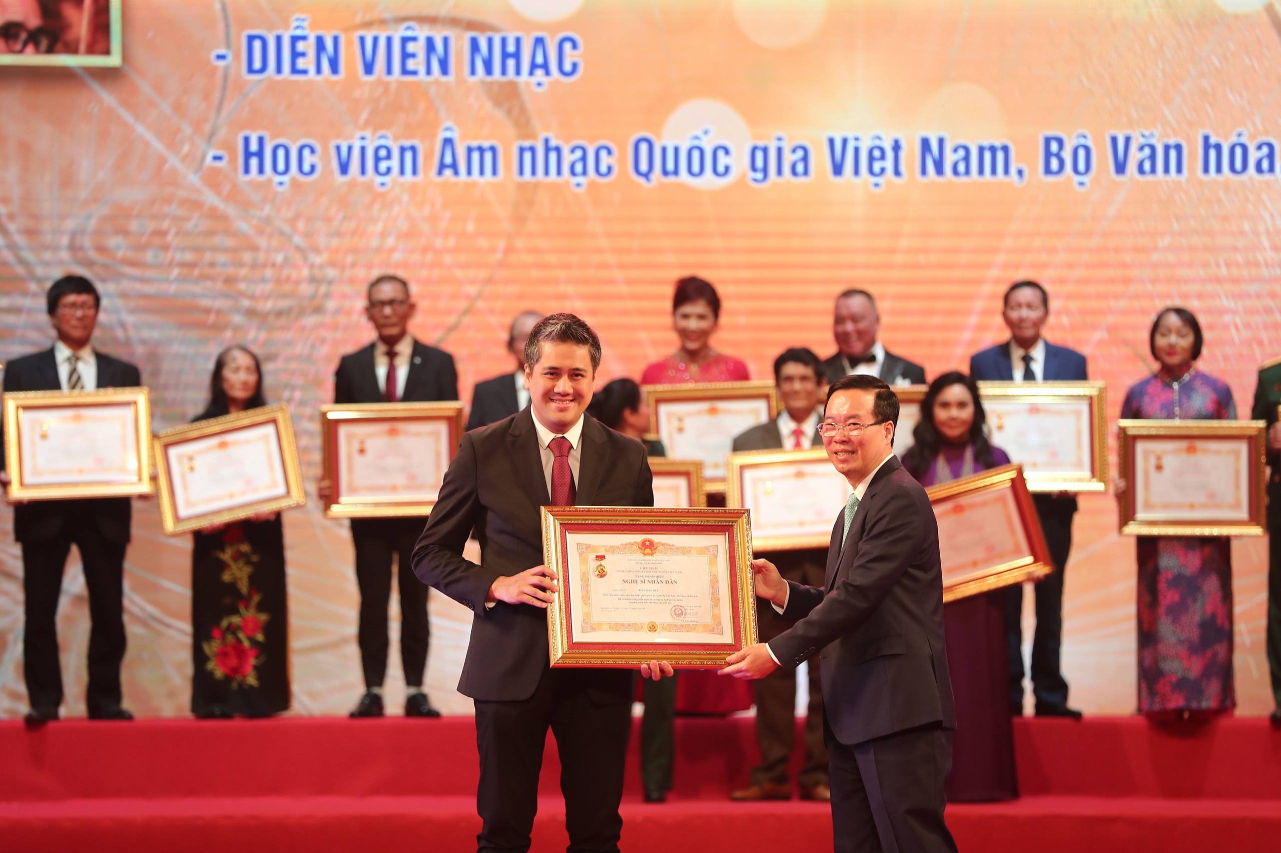 Chủ tịch nước Võ Văn Thưởng: "Các Nghệ sĩ Nhân dân, Nghệ sĩ Ưu tú là vốn quý của đất nước"- Ảnh 9.