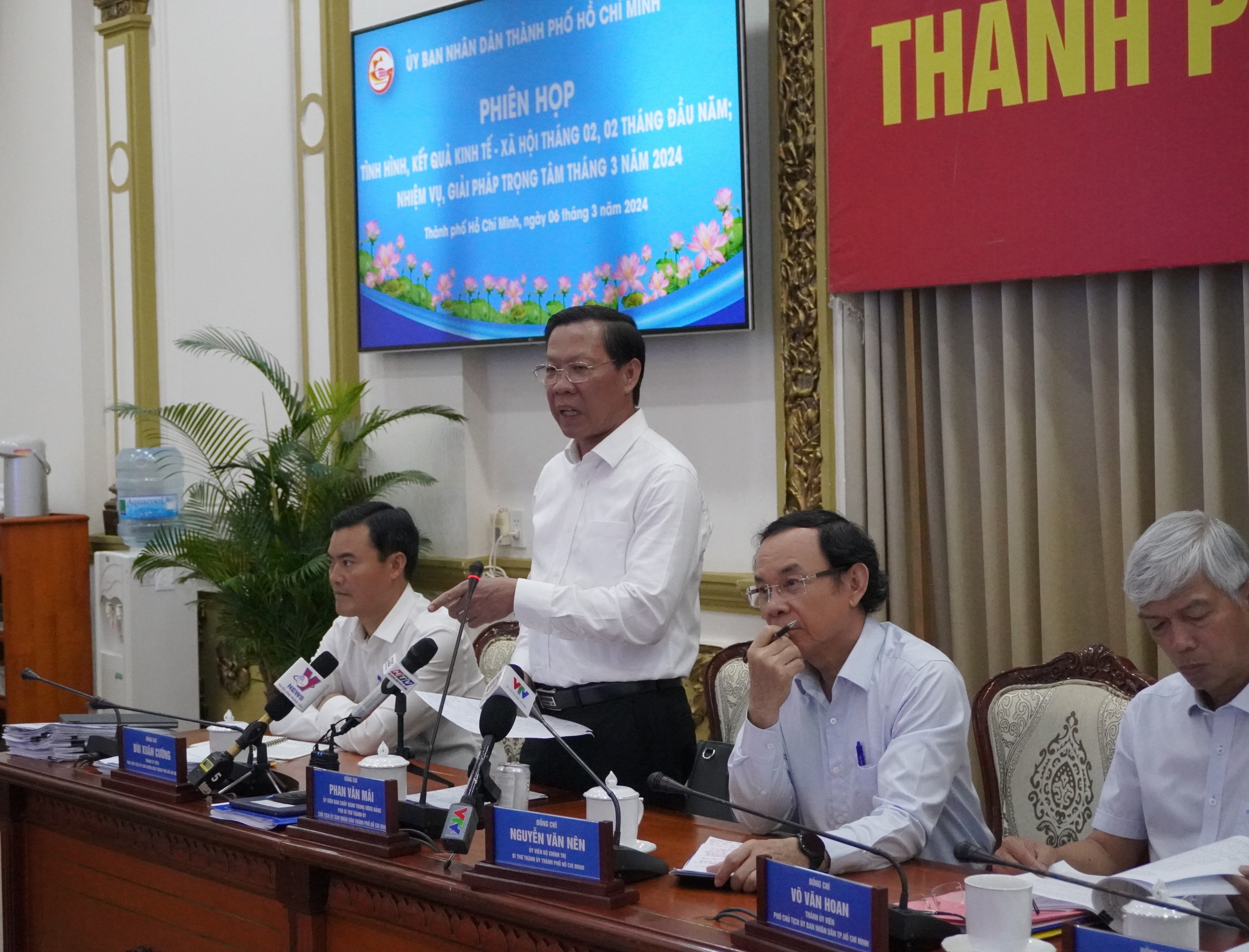 Chủ tịch TP.HCM Phan Văn Mãi yêu cầu chỉ rõ nhà thầu chây ỳ, yếu kém để xử lý ngay- Ảnh 1.
