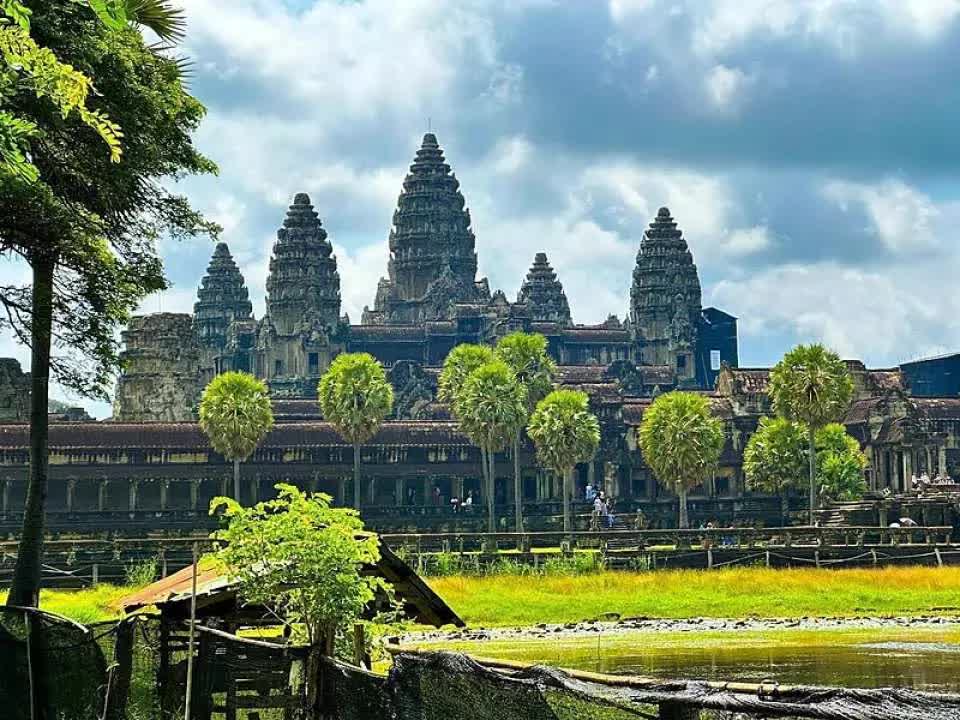 Campuchia đang "làm sạch" Ankor Wat?- Ảnh 1.