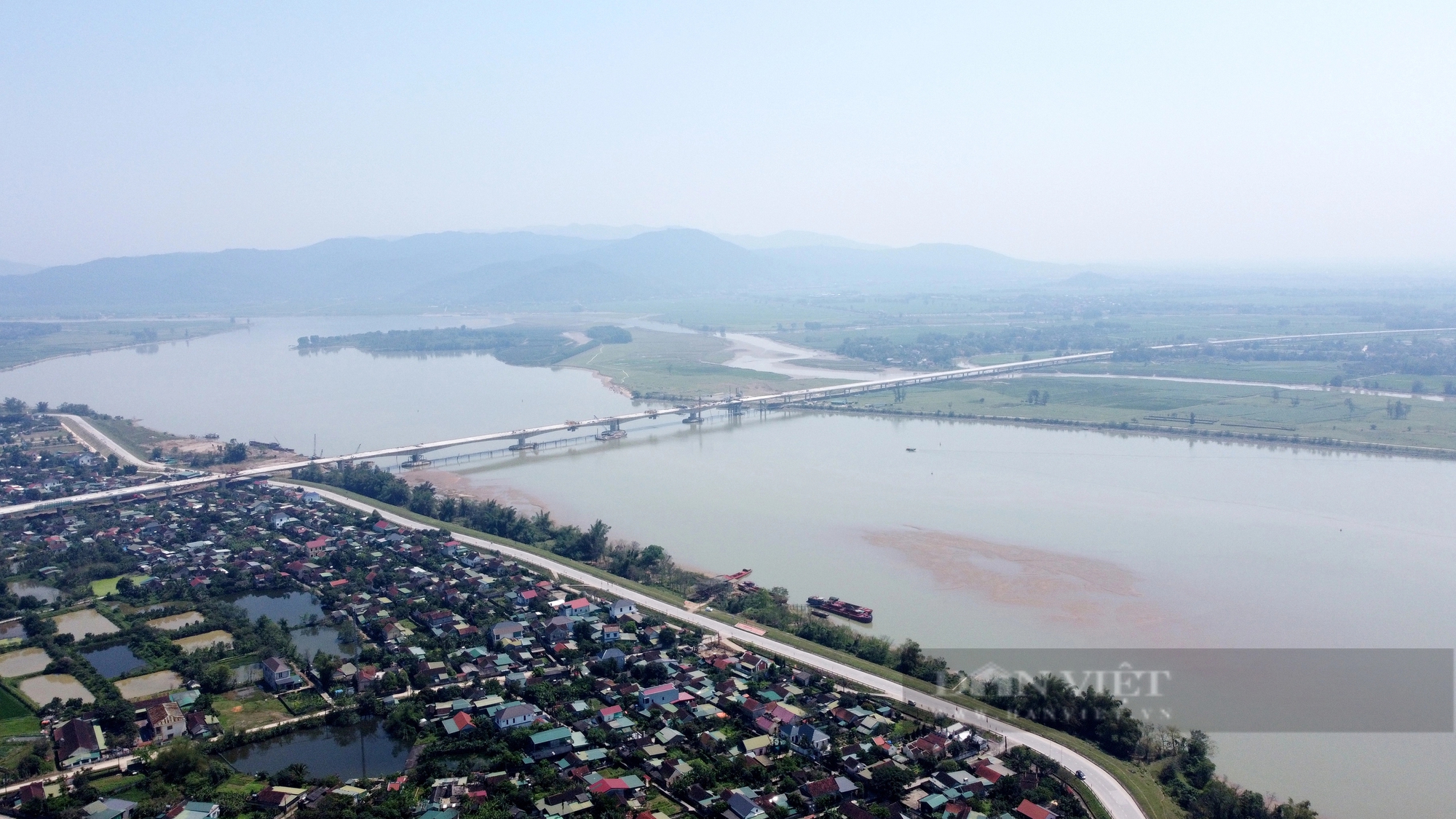 Cầu Hưng Đức dài nhất cao tốc Bắc - Nam trên sông Lam trước ngày hợp long- Ảnh 1.