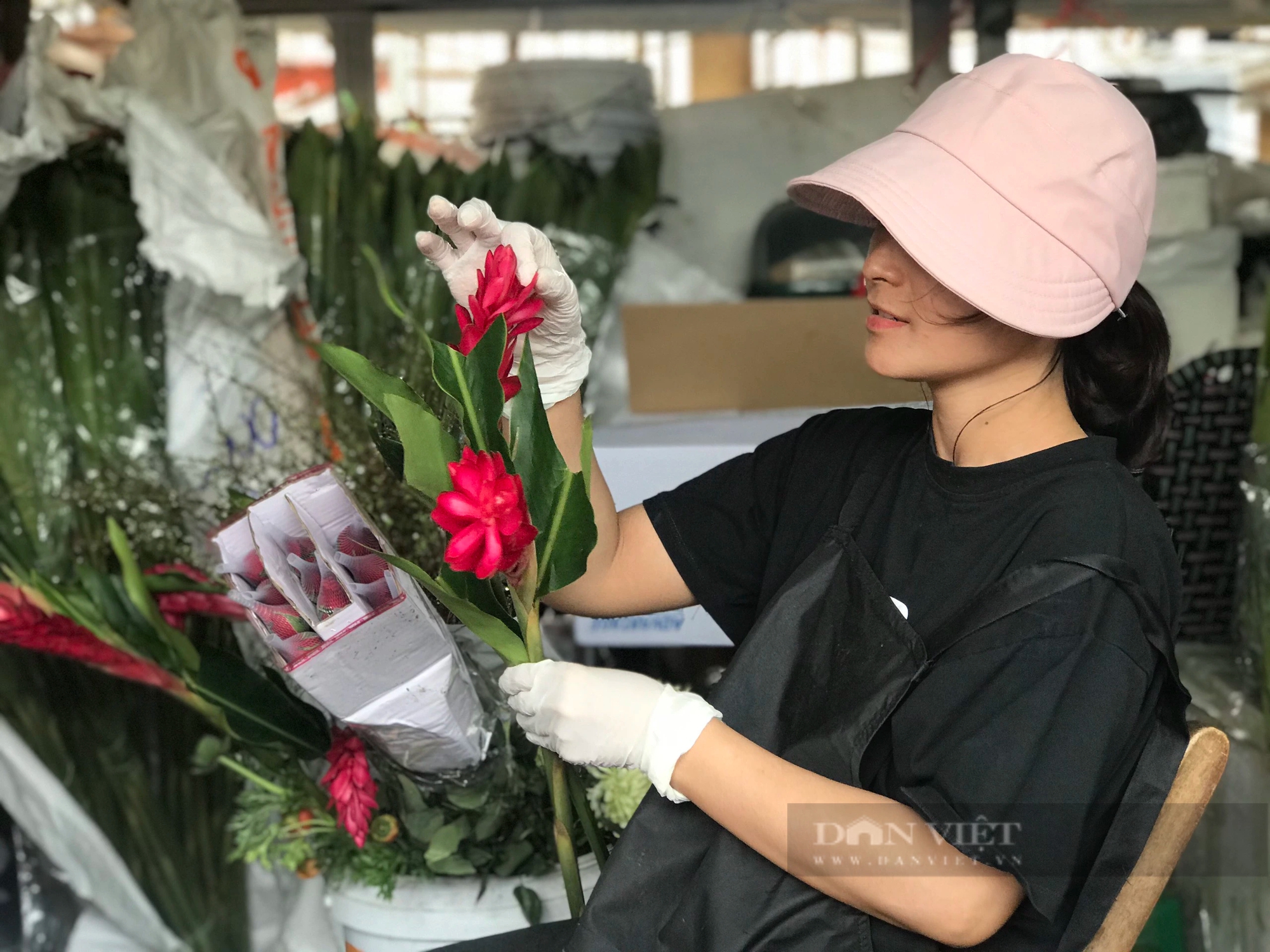 Chị Ly cho biết đây là năm đầu tiên chị đem hoa hạnh phúc ra bán tại chợ vào dịp lễ 8/3. Ảnh: Kiều Anh