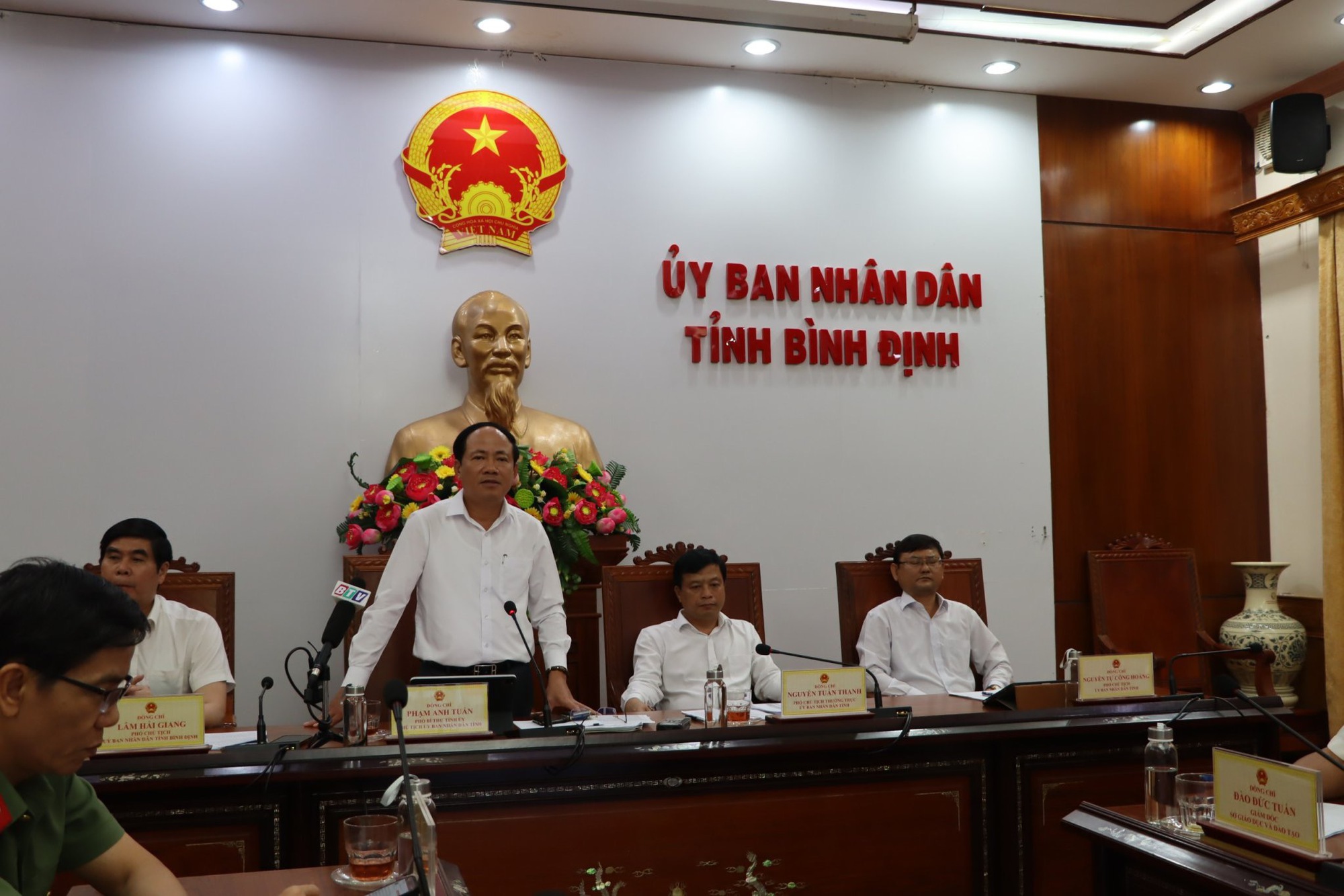 Chủ tịch Bình Định: "Làm việc lớn "rối như canh hẹ", một số Phó Giám đốc Sở né, Trưởng phòng thì chịu"- Ảnh 2.