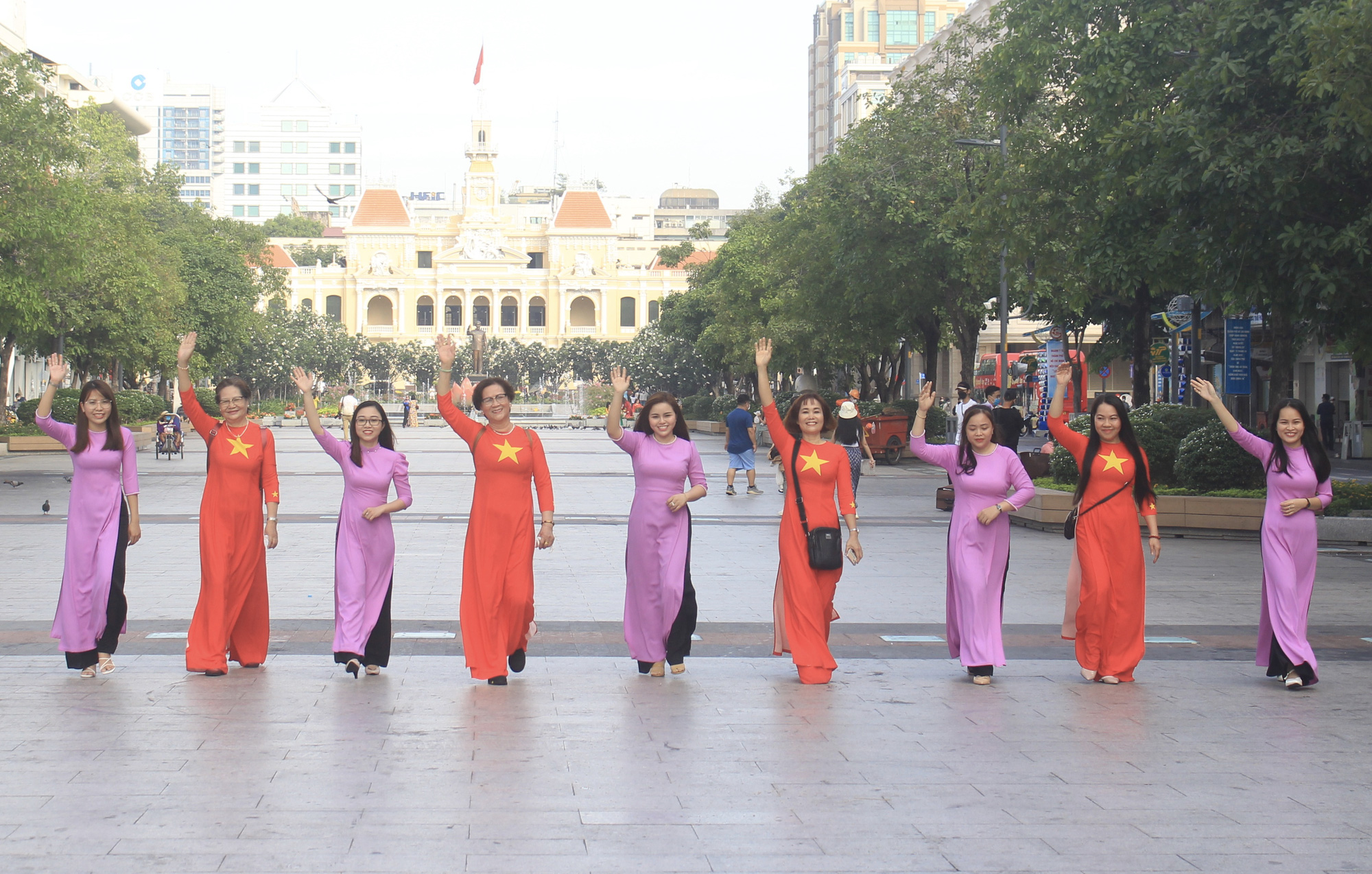 Đến phố đi bộ Nguyễn Huệ cuối tuần này để mặc áo dài miễn phí, trình diễn catwalk dịp Lễ hội Áo dài- Ảnh 2.