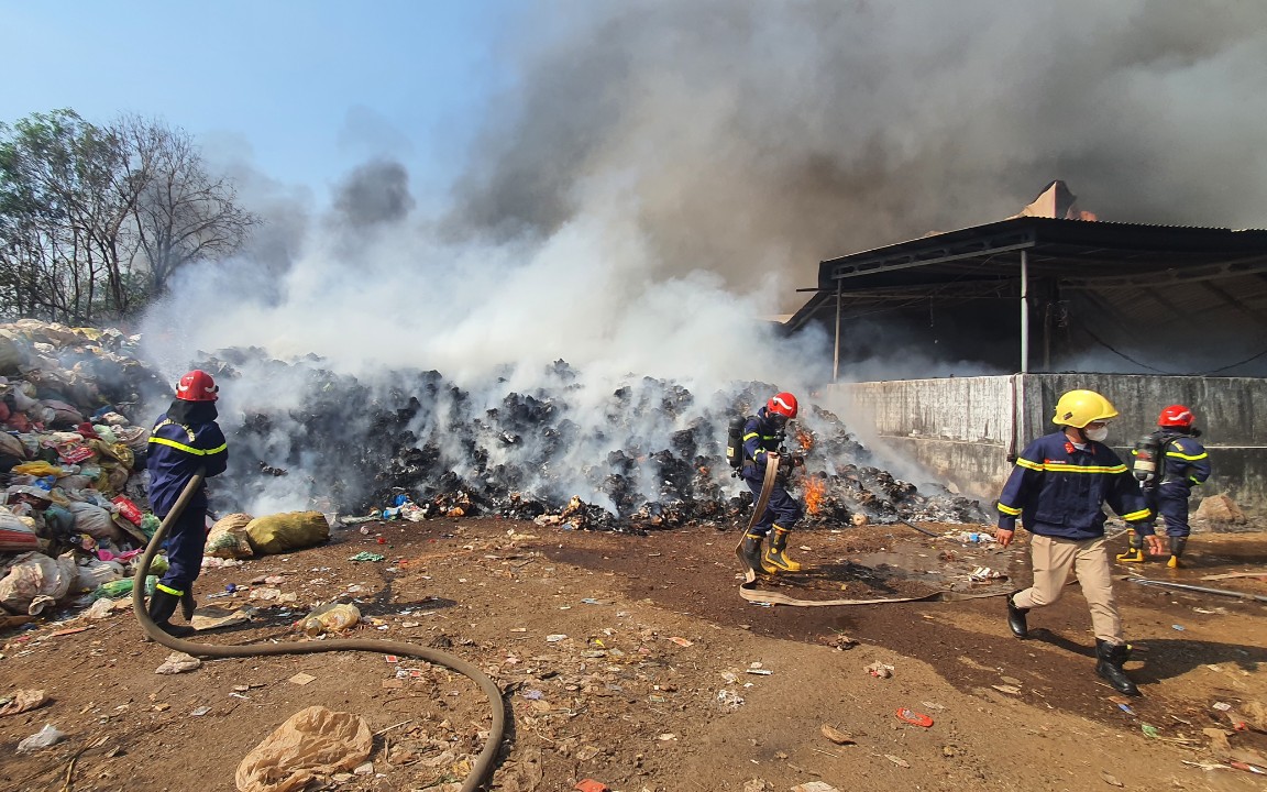 Hơn 1 ngày dập tắt đám cháy tại nhà máy xử lý rác ở Gia Lai