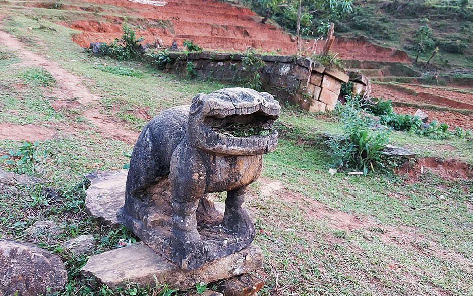Hai con nghê đá, con hổ đá hình thù kỳ dị chầu miếu cổ, mộ cổ ở mấy vùng đất của Lào Cai
