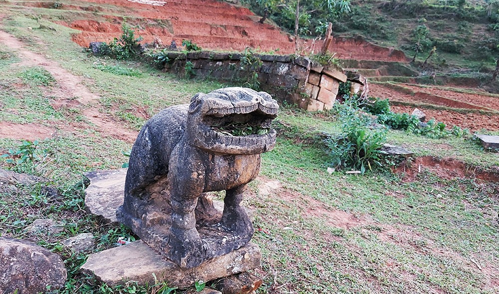 Hai con nghê đá, con hổ đá hình thù kỳ dị chầu miếu cổ, mộ cổ ở mấy vùng đất của Lào Cai- Ảnh 2.