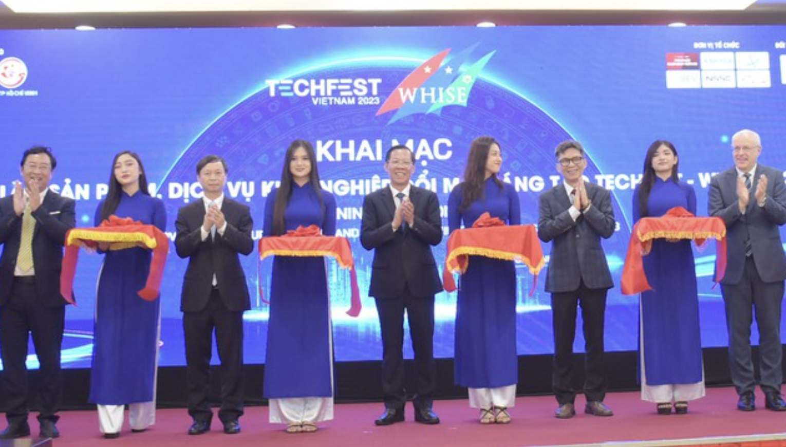 Chủ tịch UBND TPHCM Phan Văn Mãi đánh giá cao Triển lãm sản phẩm, dịch vụ tại TECHFEST-WHISE 2023- Ảnh 1.