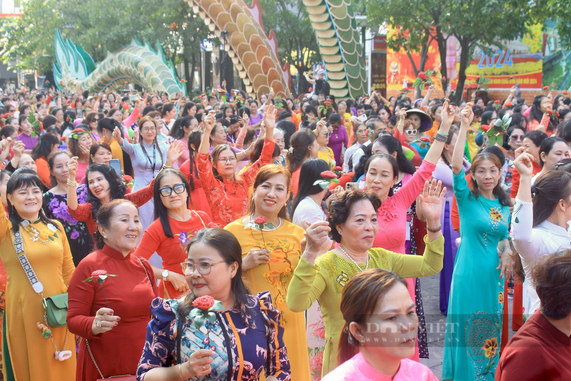 Hơn 5.000 phụ nữ đồng diễn áo dài tại TP.HCM ngày 8/3- Ảnh 1.