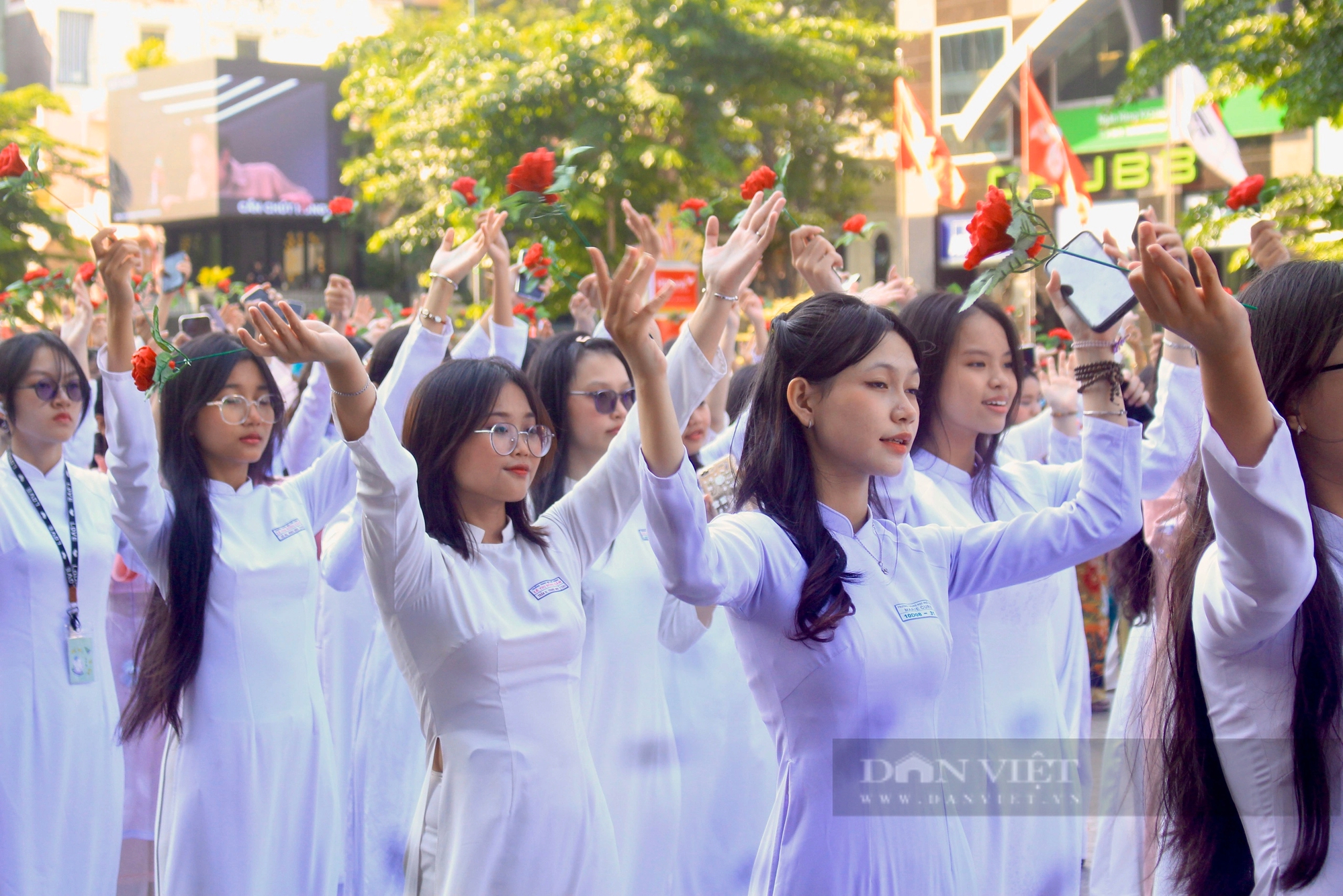 Hơn 5.000 phụ nữ đồng diễn áo dài tại TP.HCM ngày 8/3- Ảnh 2.