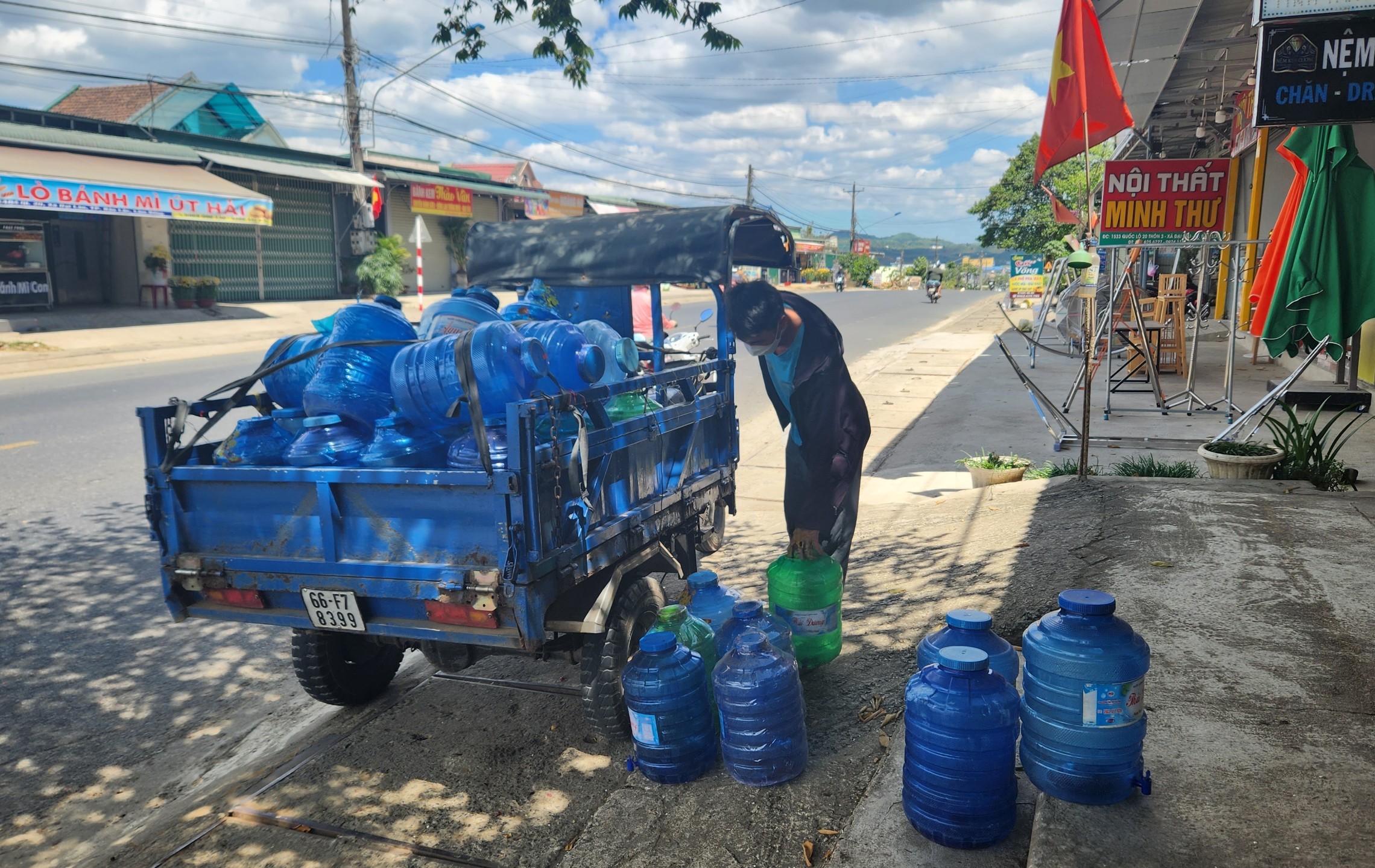 Ở một thành phố của Lâm Đồng, hàng trăm hộ dân khẩn thiết đề nghị hỗ trợ xe chữa cháy chở nước- Ảnh 1.