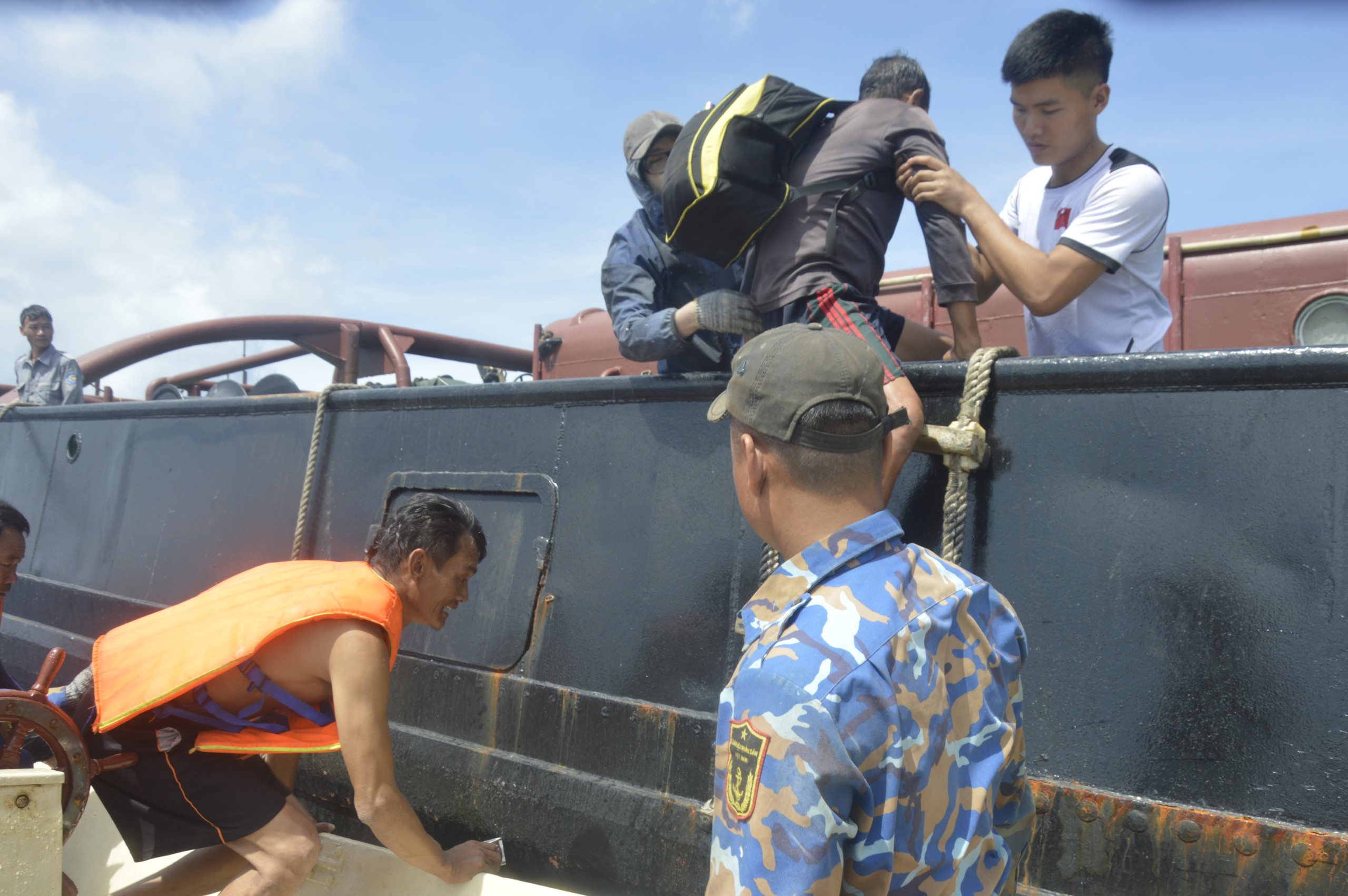 Ngư dân tàu cá Ninh Thuận gặp nạn, cán bộ, chiến sĩ, đảo Đá Lát hỗ trợ ngay lương thực, thực phẩm - Ảnh 2.