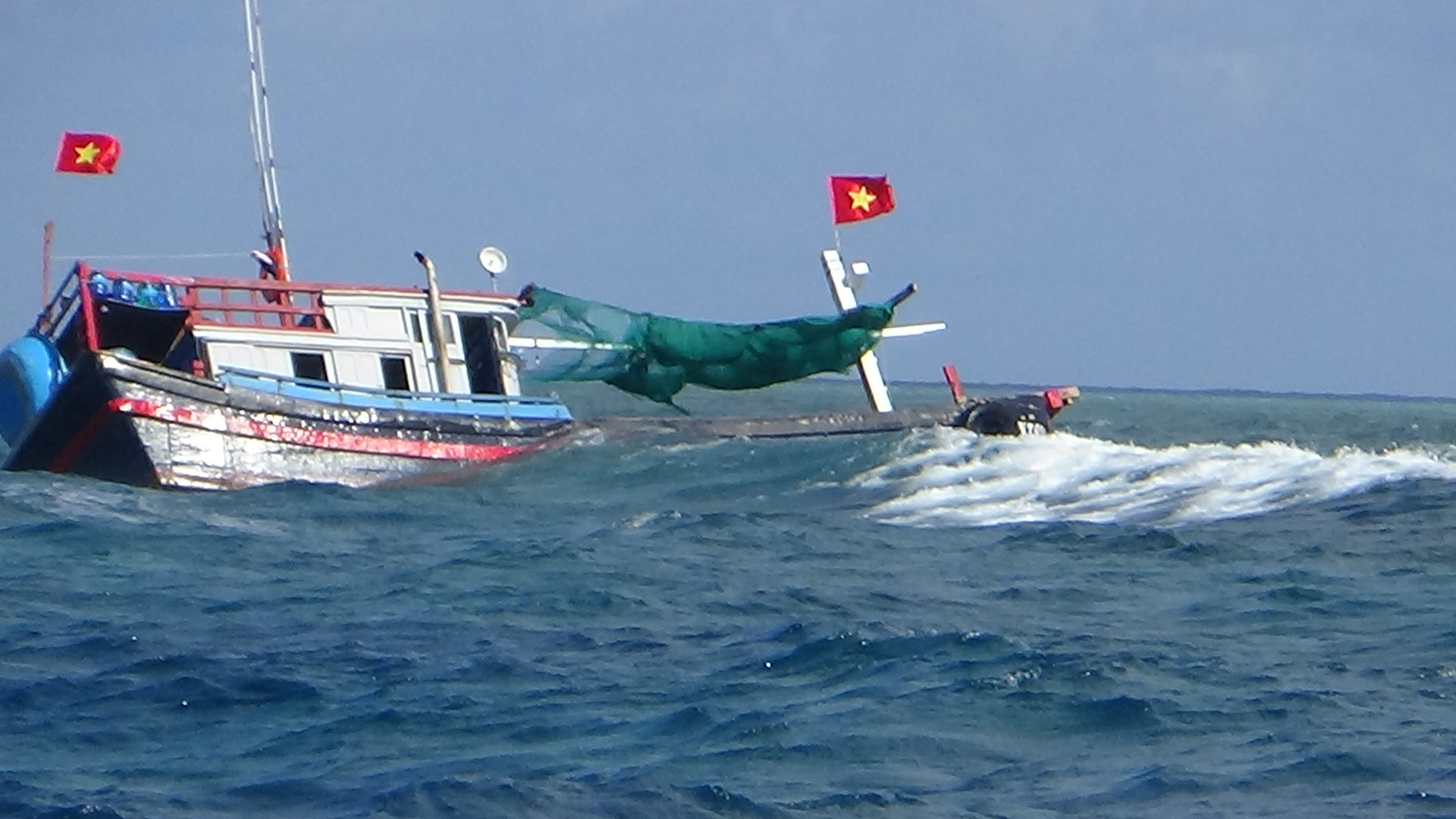 Ngư dân tàu cá Ninh Thuận gặp nạn, cán bộ, chiến sĩ, đảo Đá Lát hỗ trợ ngay lương thực, thực phẩm - Ảnh 1.