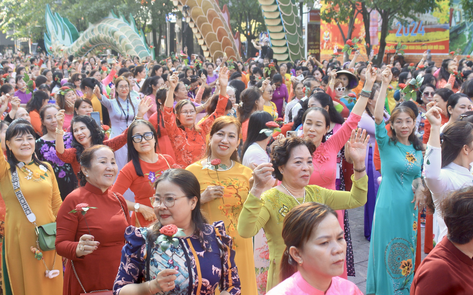 Hơn 5.000 phụ nữ đồng diễn áo dài tại TP.HCM ngày 8/3
